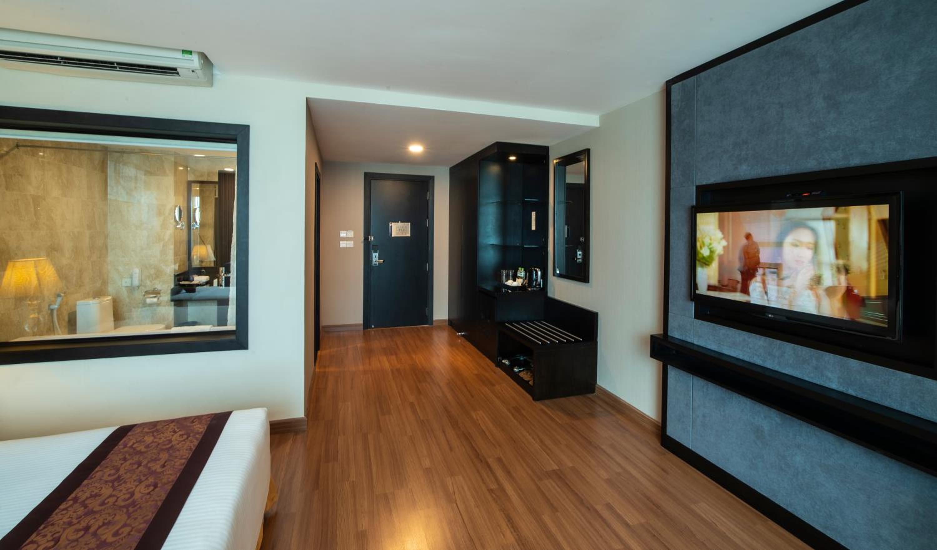 Deluxe Twin Room with Bathtub and City View photo 2