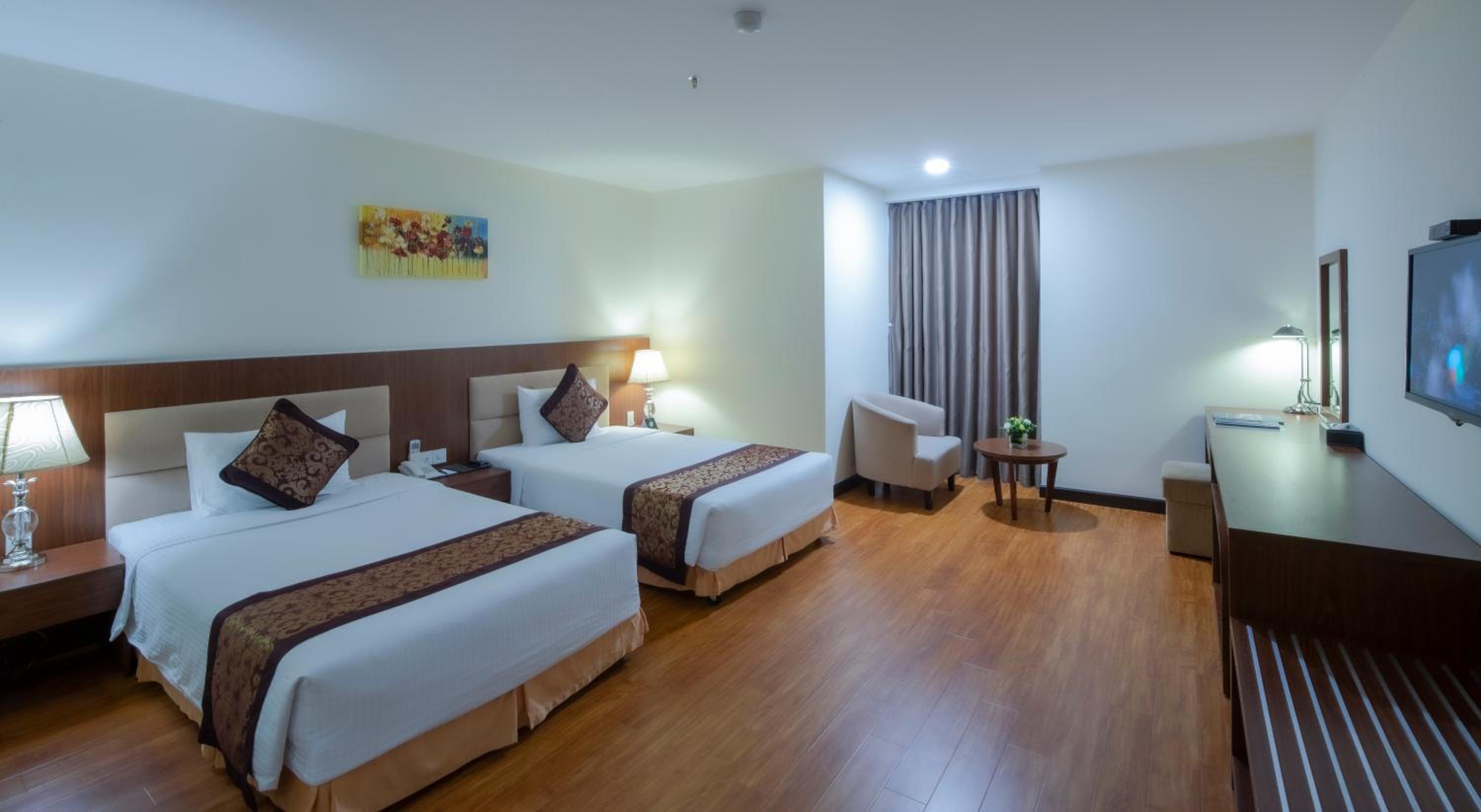 Superior Twin Room with Bathtub