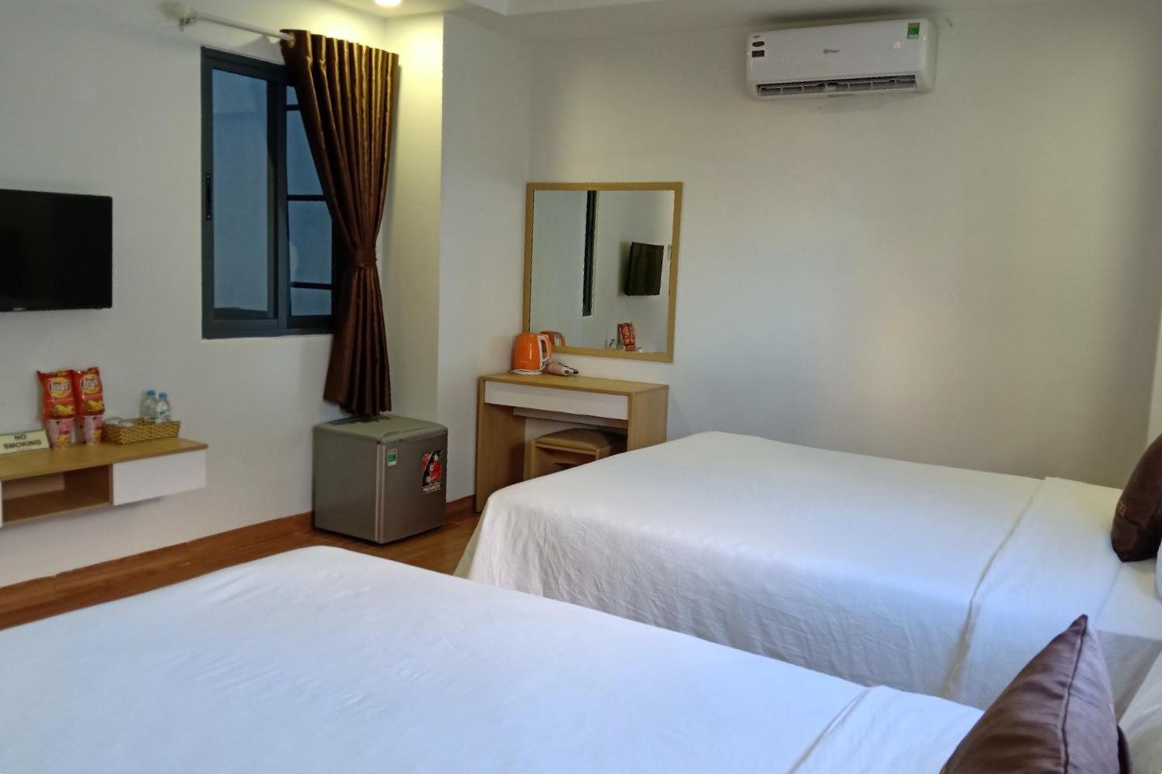 Deluxe Queen Room with Two Queen Beds - Photo 3