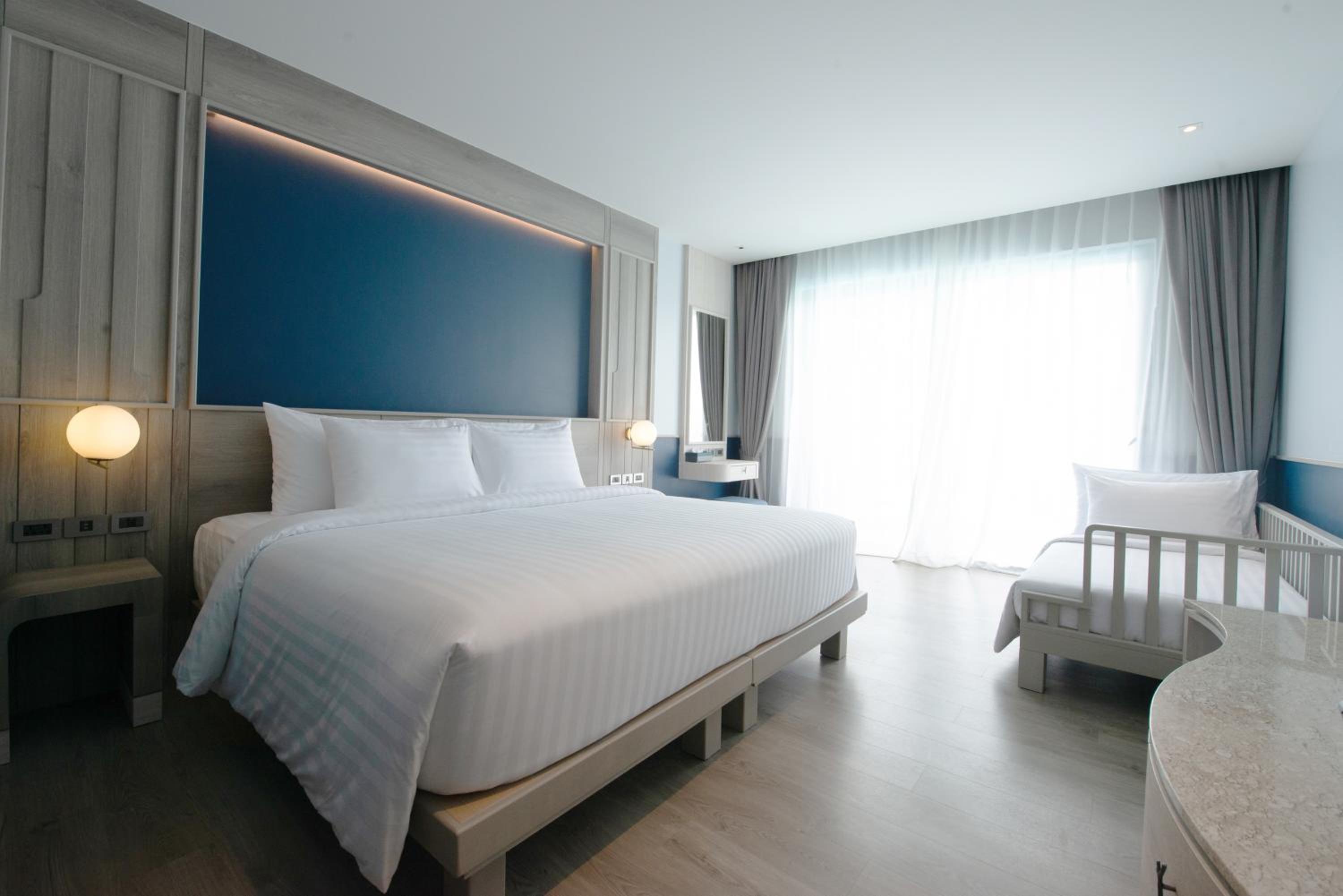 Deluxe Double or Twin Room with Pool View - Photo 14
