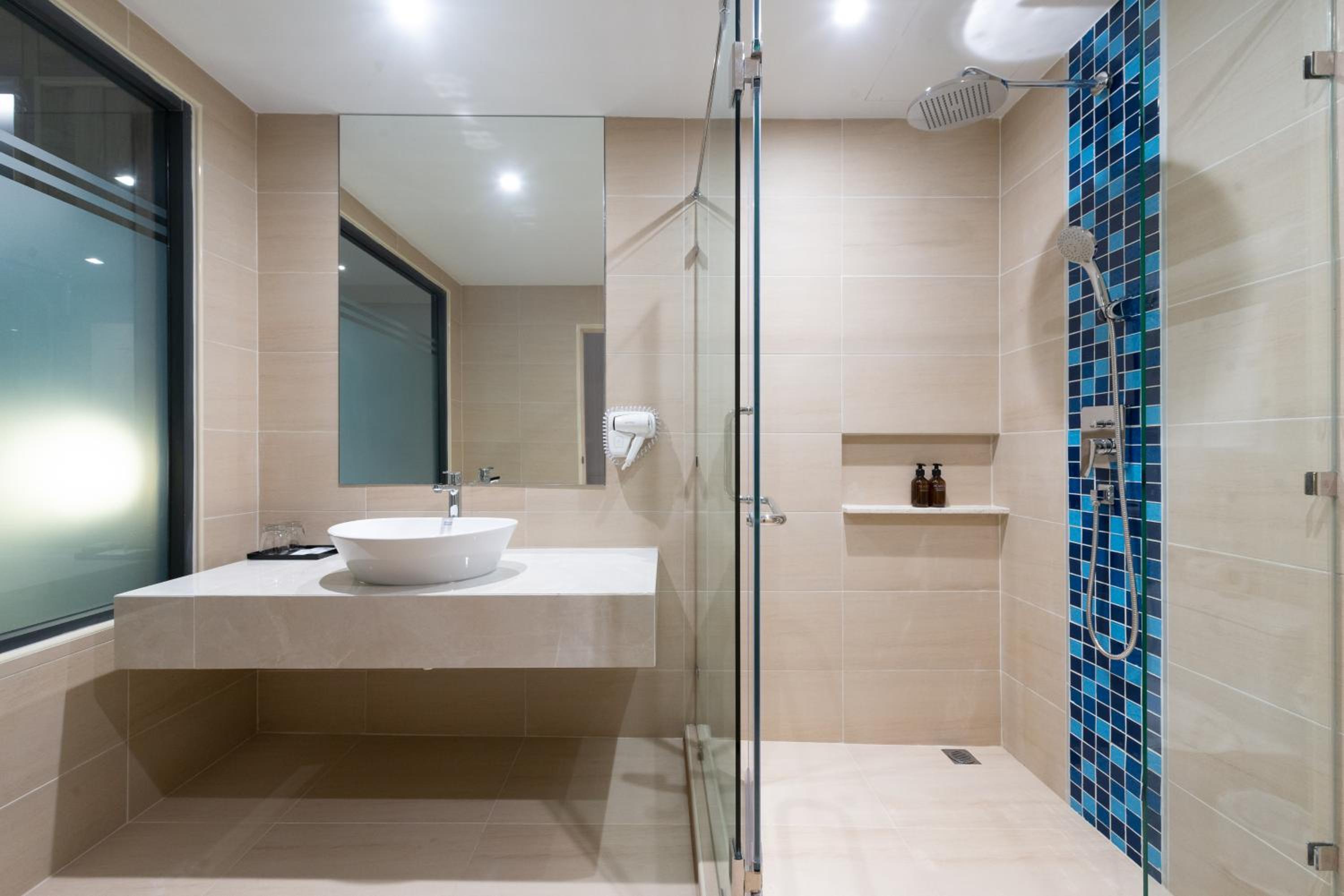Deluxe Double or Twin Room with Pool View - Photo 9