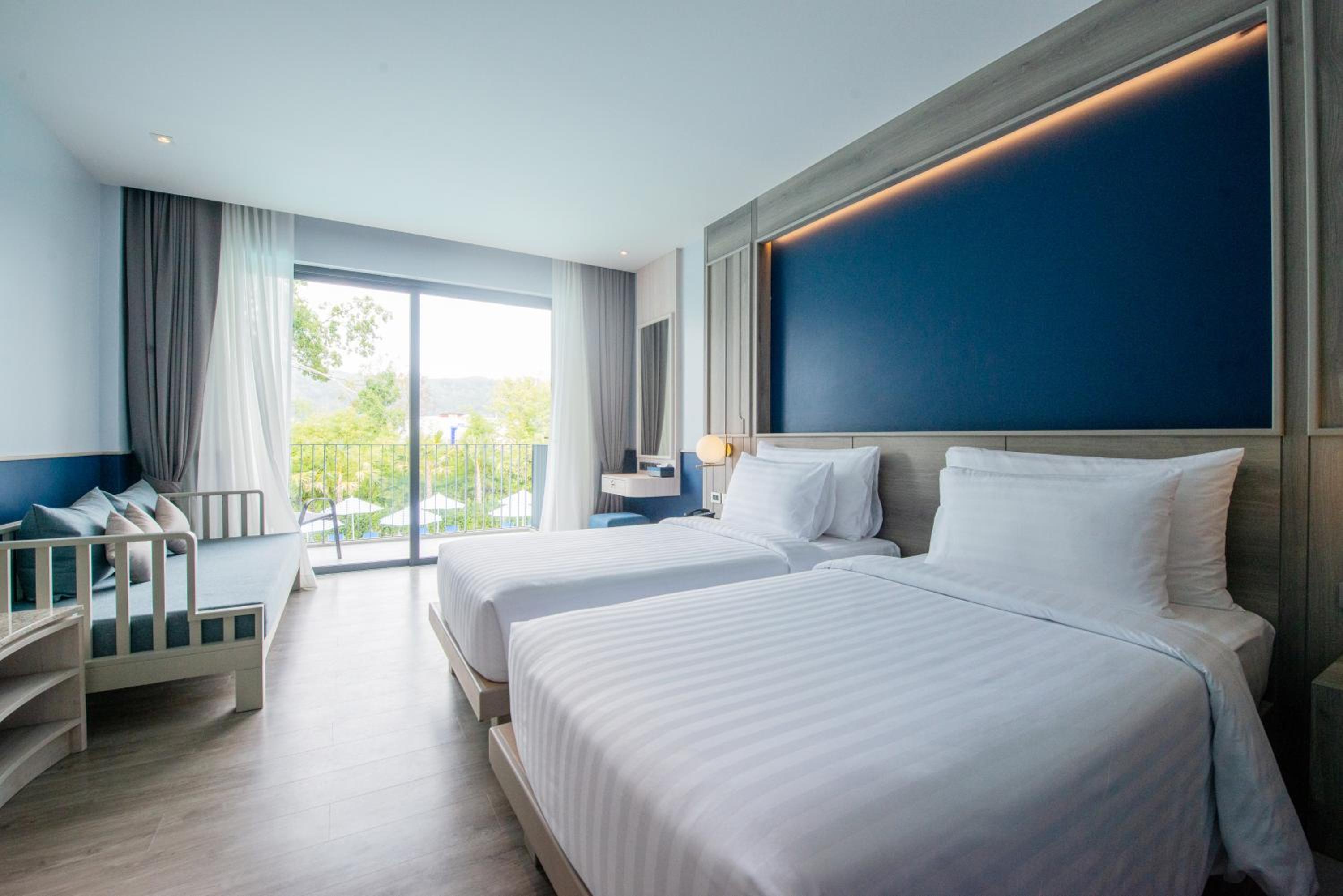 Deluxe Double or Twin Room with Pool View - Photo 13