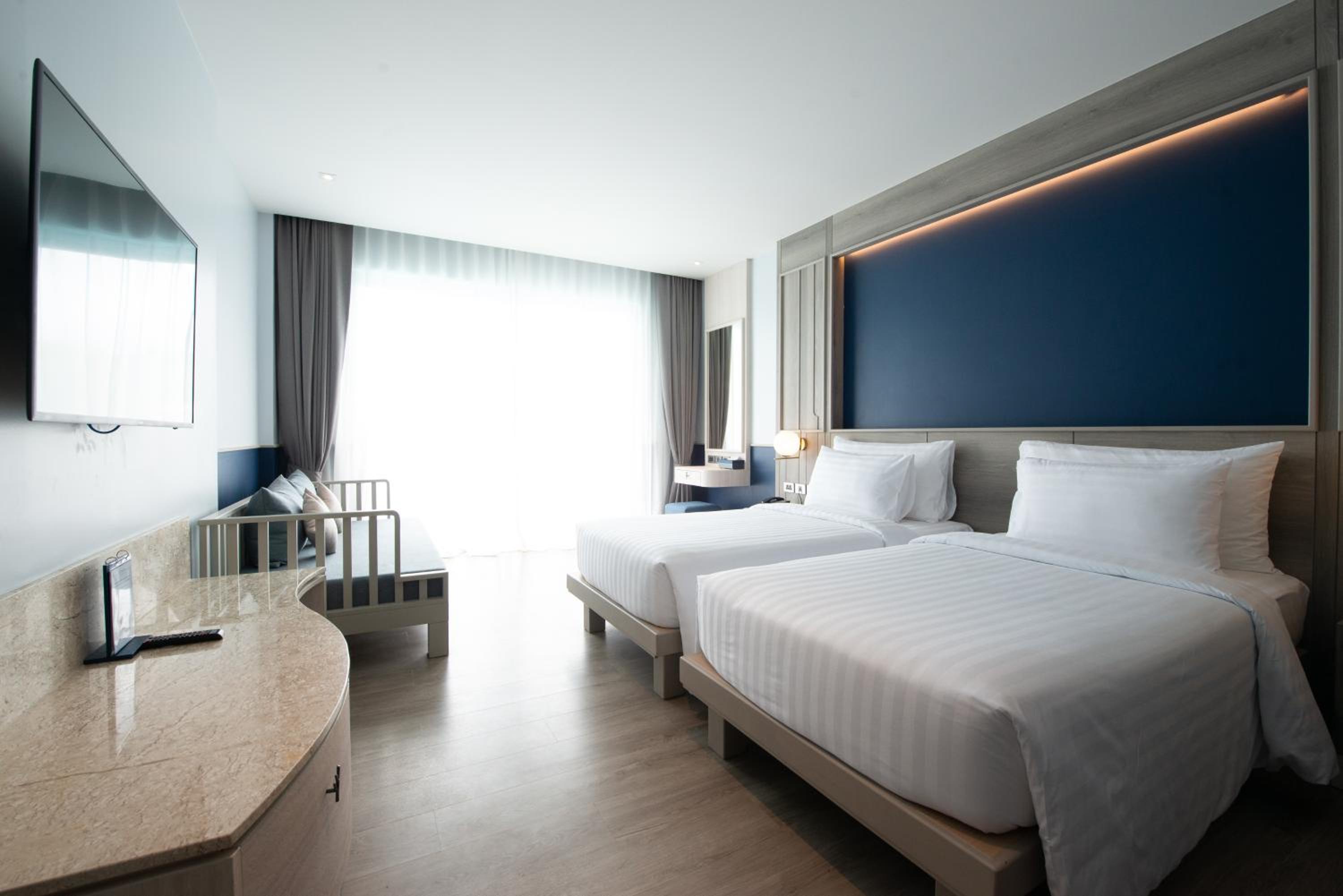 Deluxe Double or Twin Room with Pool View - Photo 15