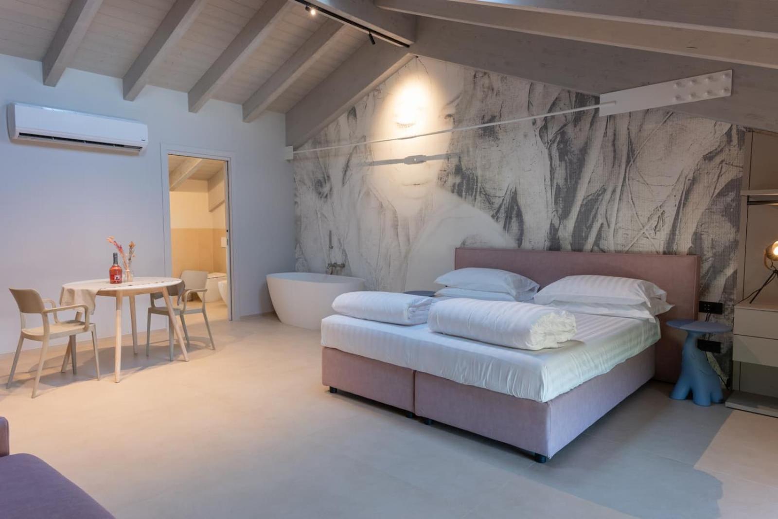 Large Double Room photo 2