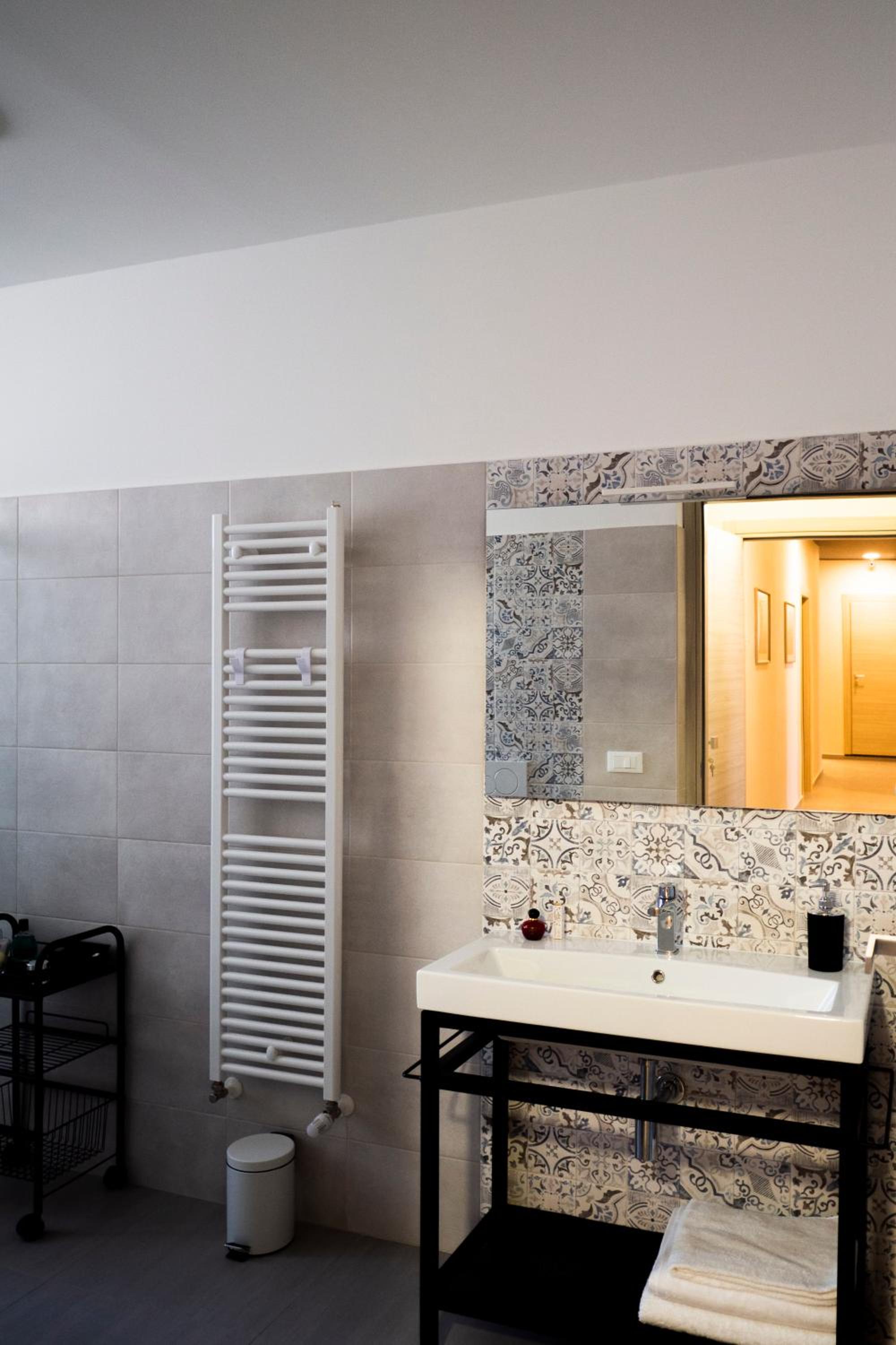 Quadruple Room with Private Bathroom - Photo 6