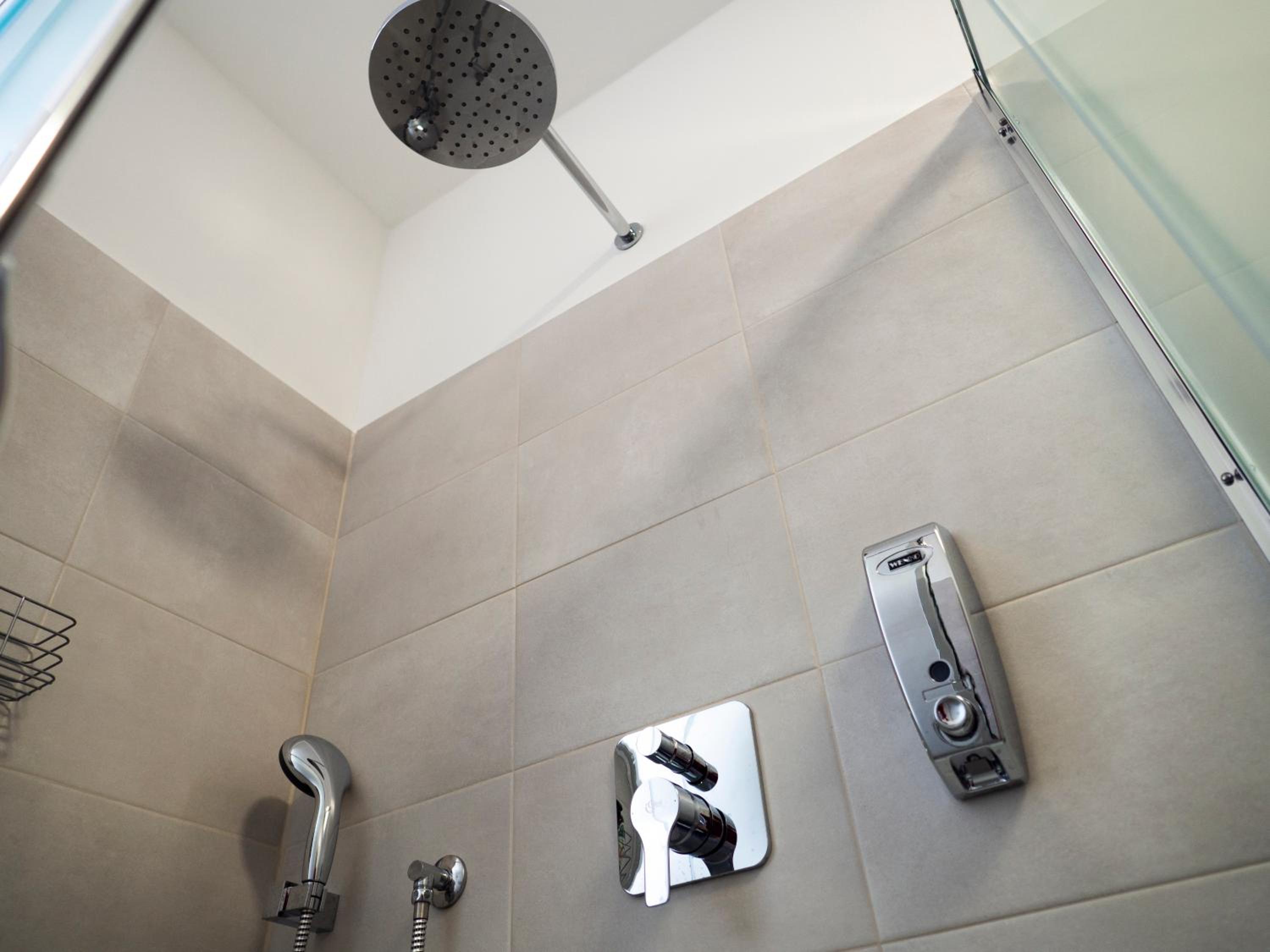 Quadruple Room with Private Bathroom - Photo 4