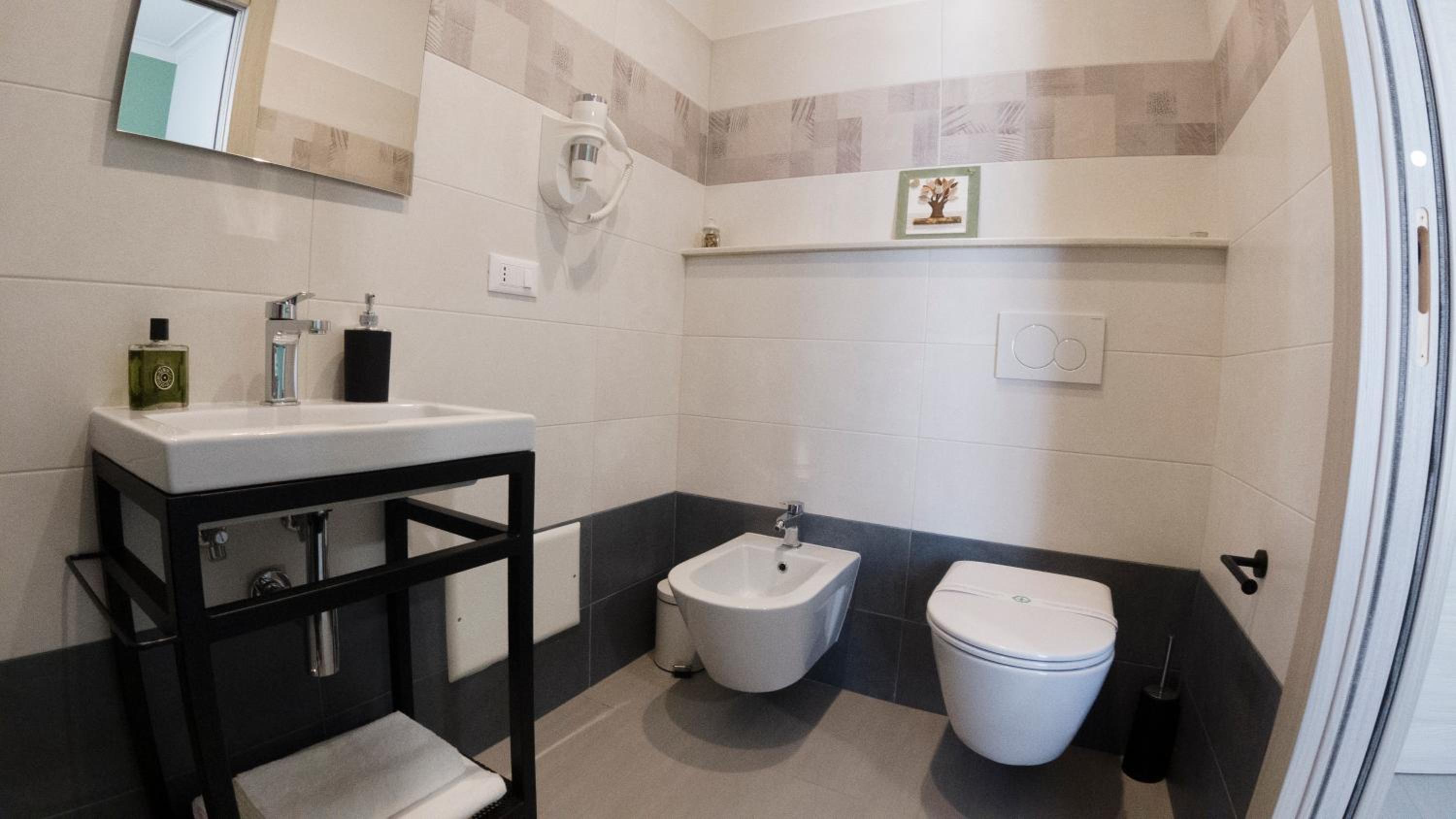 Triple Room with Private Bathroom - Photo 8