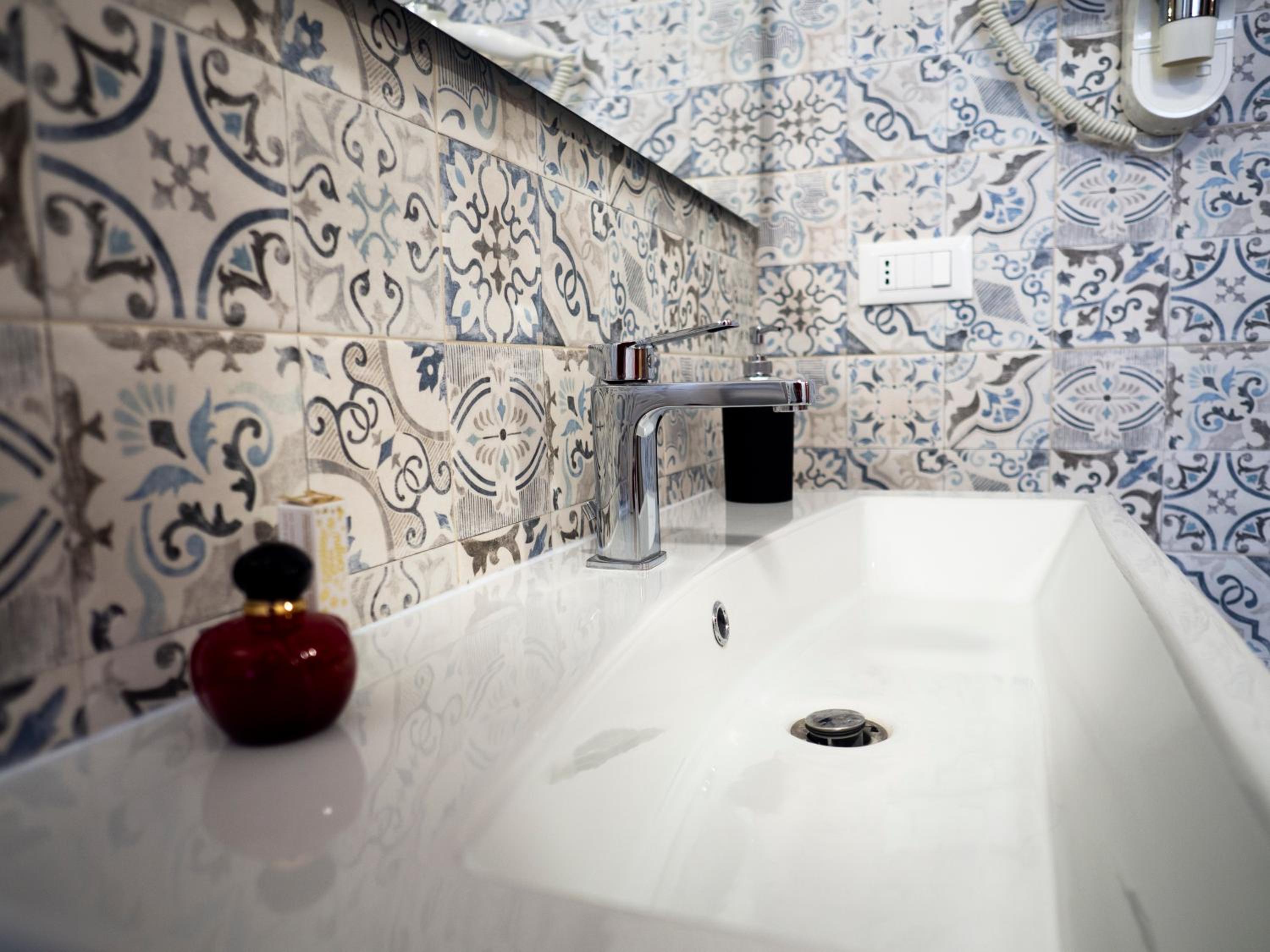 Quadruple Room with Private Bathroom - Photo 8