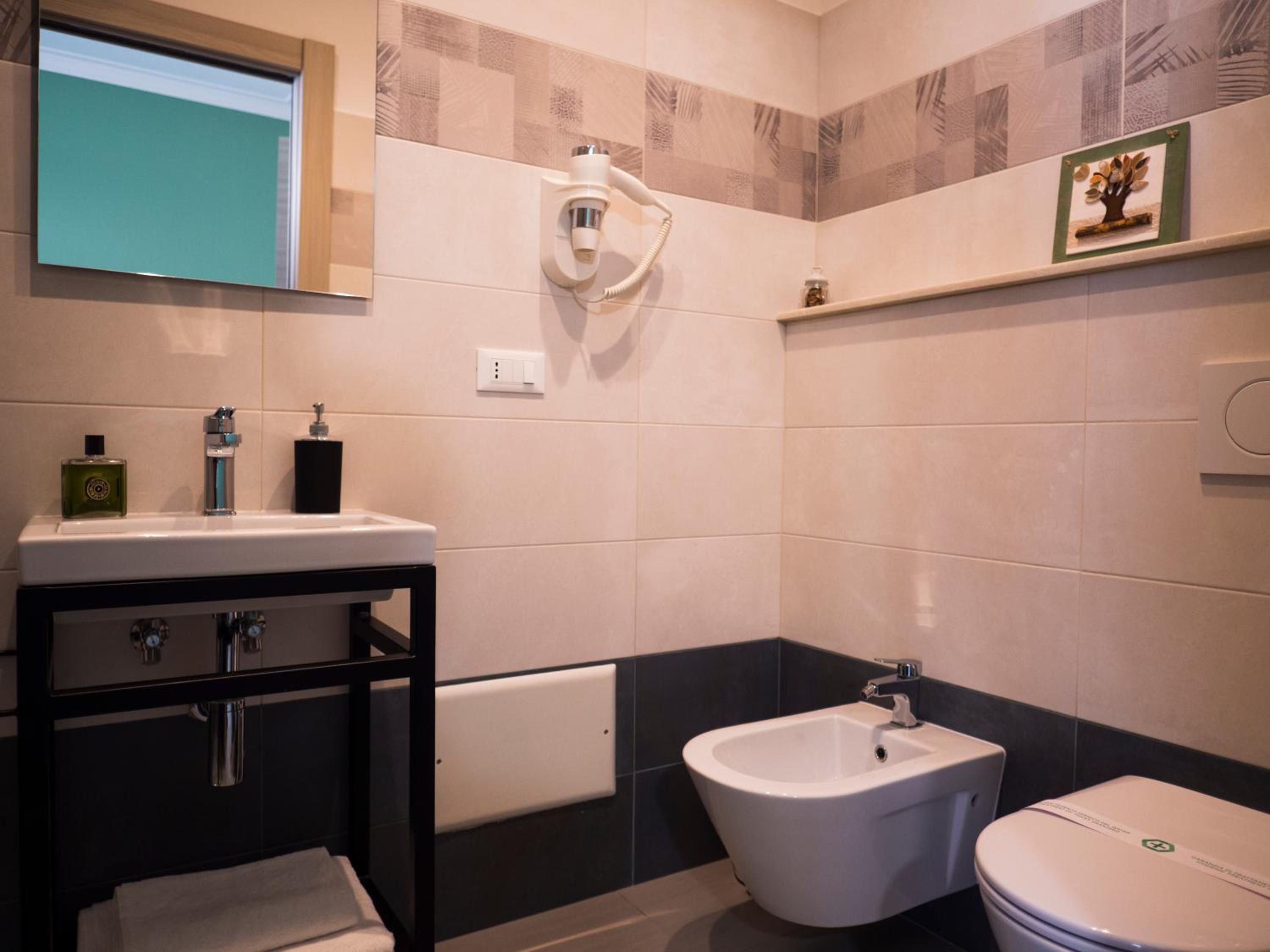 Triple Room with Private Bathroom - Photo 9