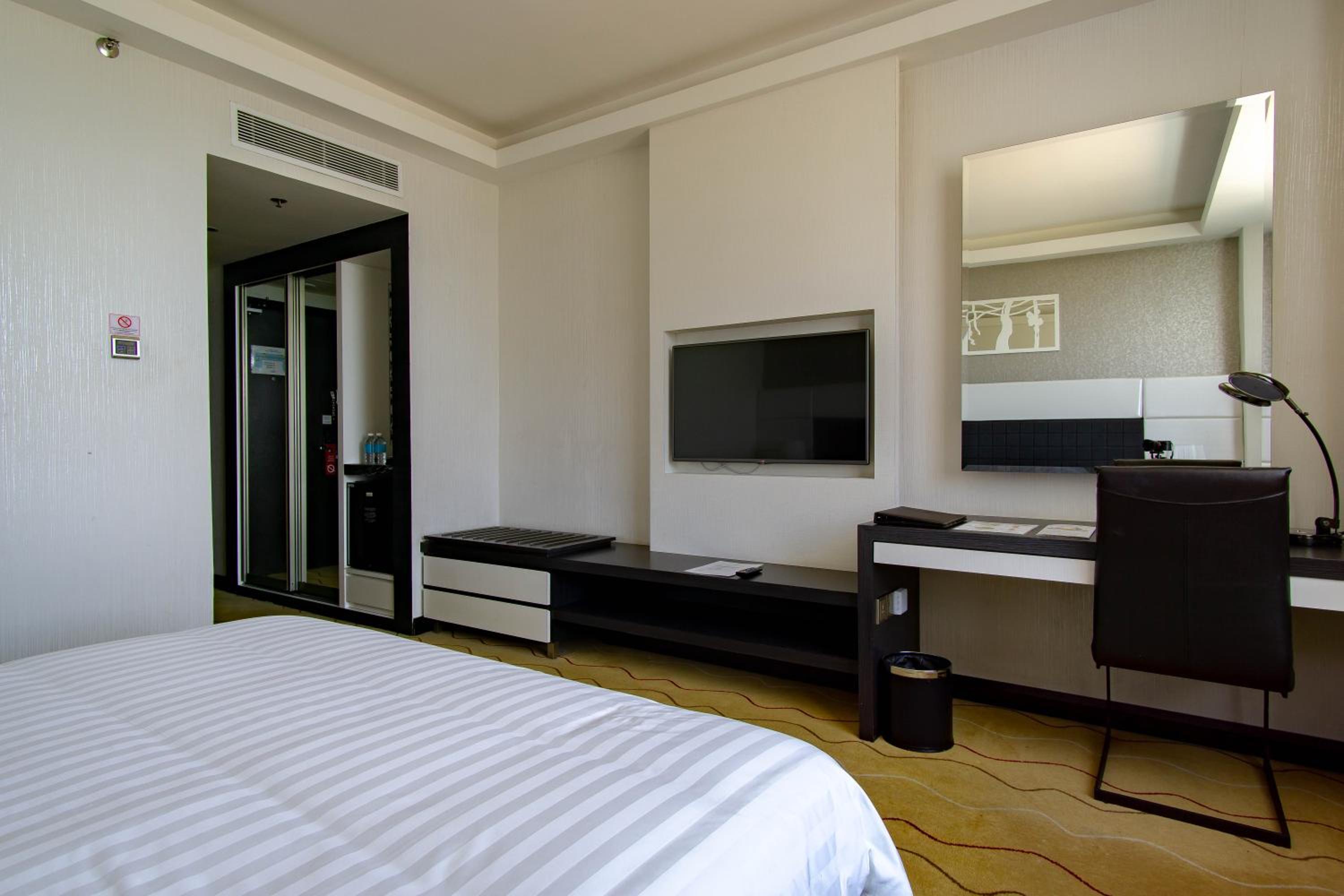 Superior King Room with City View