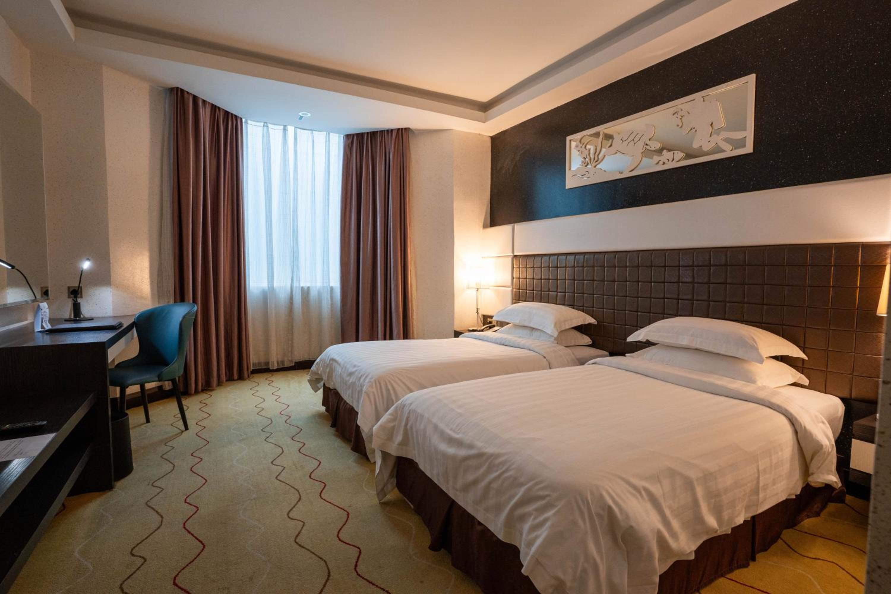 Deluxe Twin Room with Partial Sea View