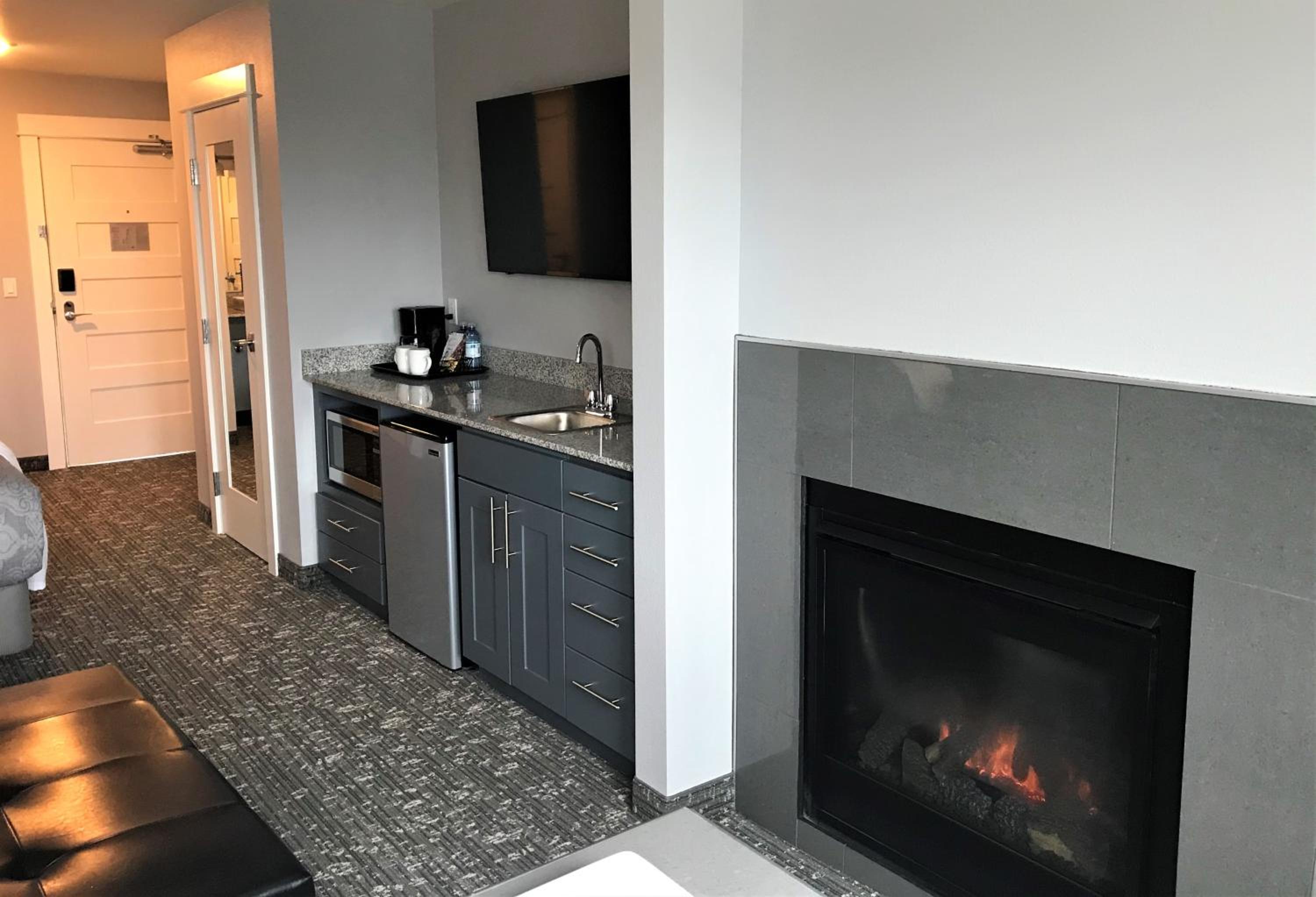 Non View, Fireplace, 2 Queens (Off Shore room) photo 3