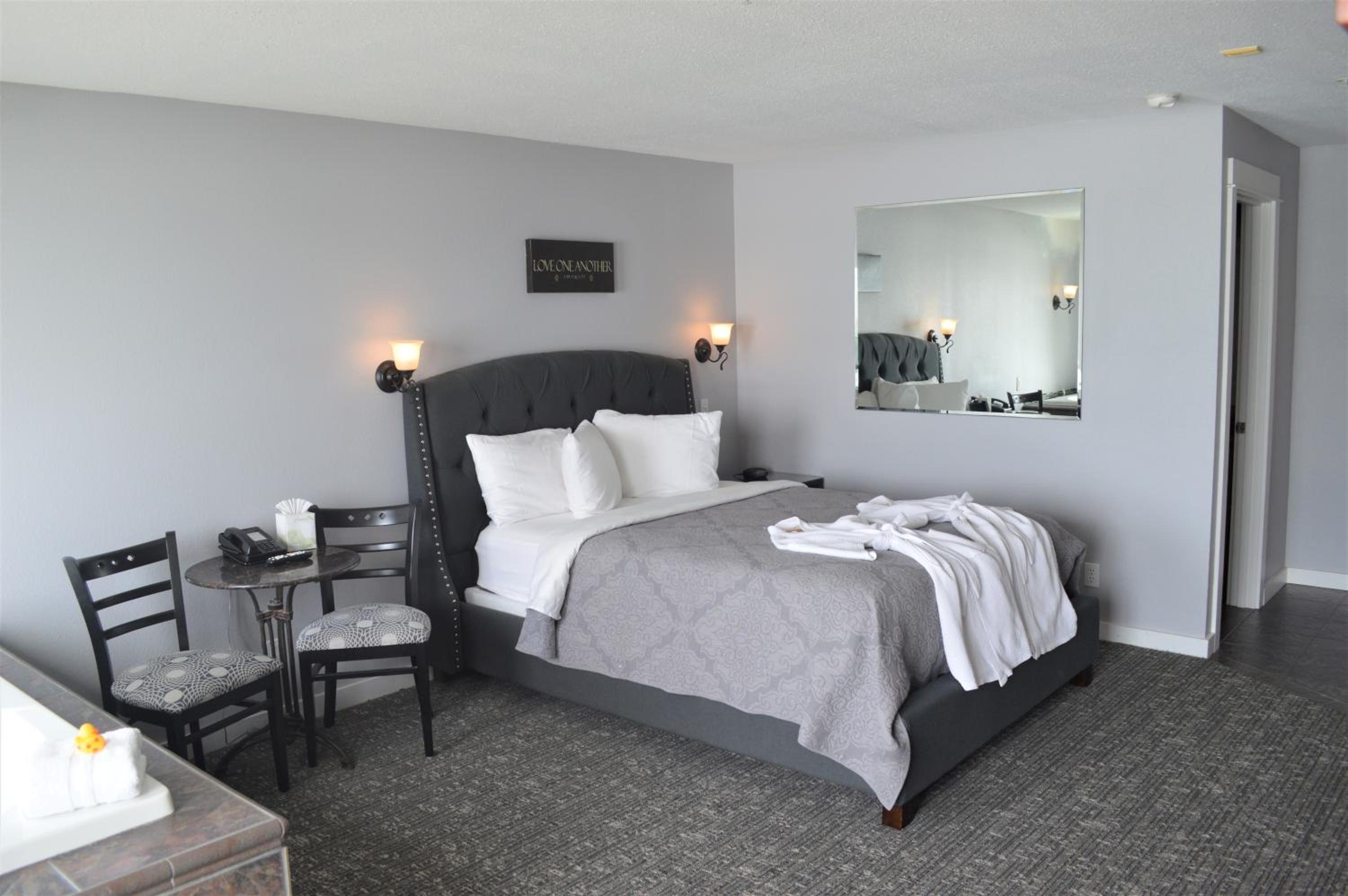 Oceanfront Studio with Spa Bath (Sunset Room)
