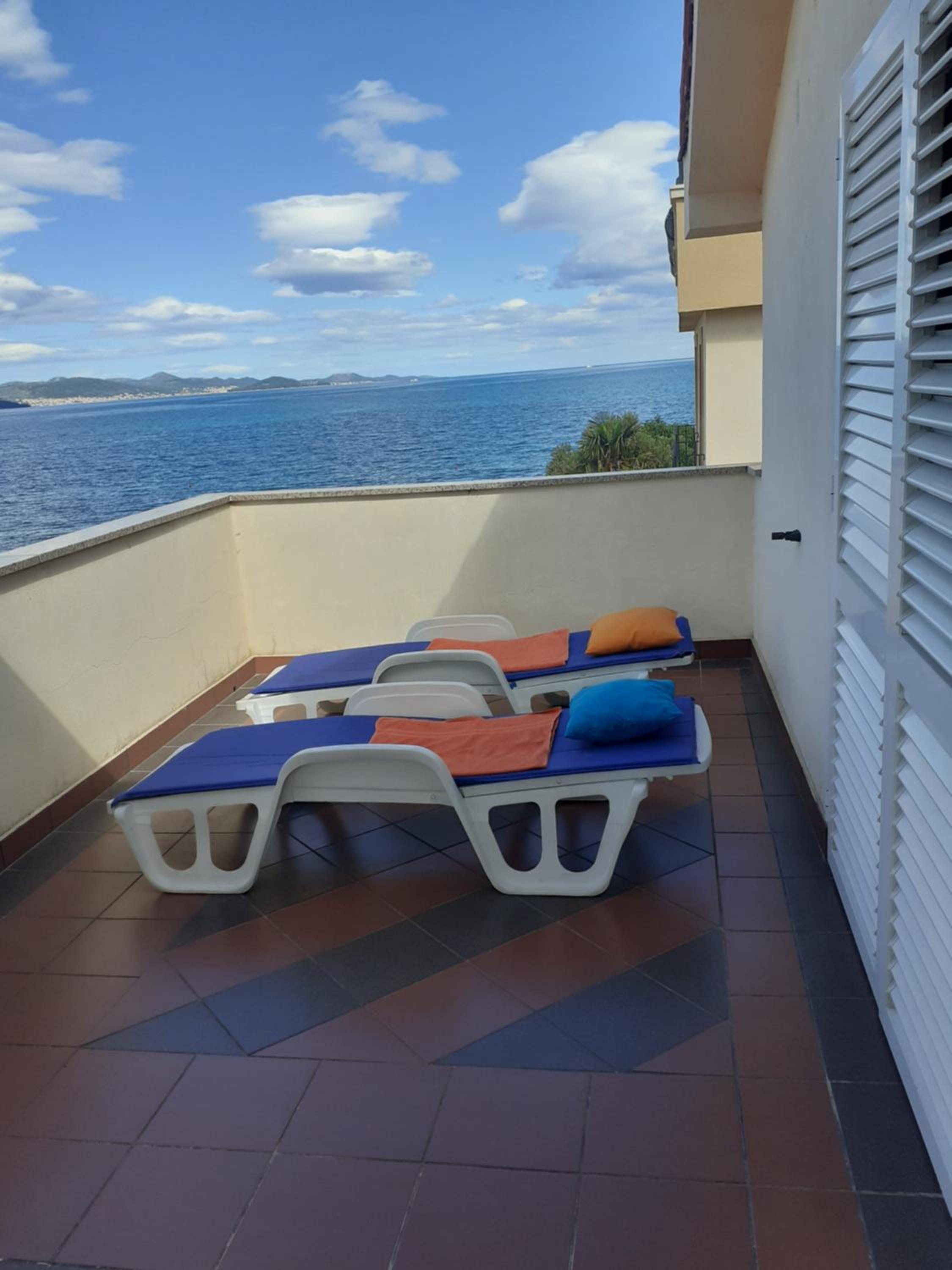 Apartment with Sea View - Photo 4