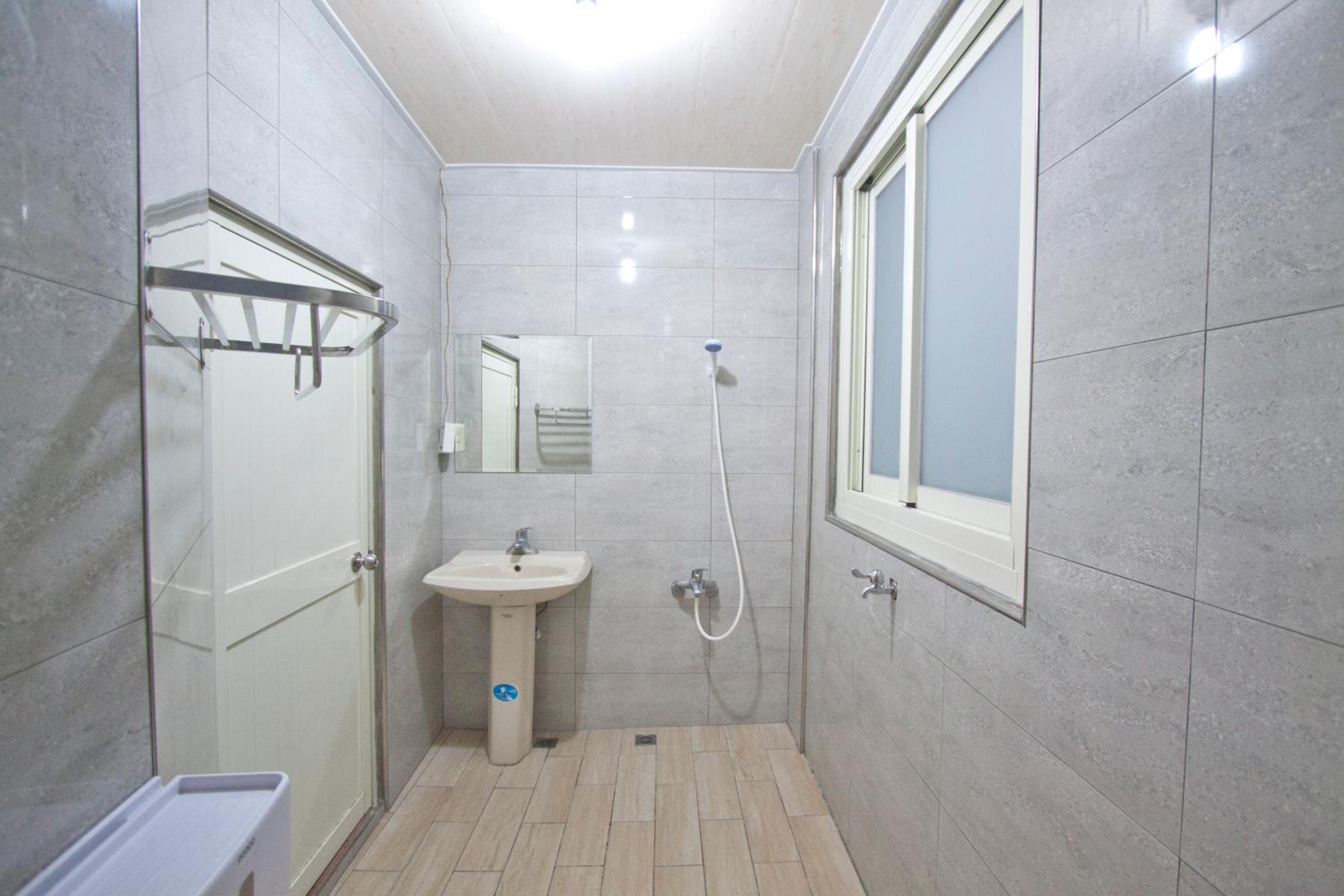 Double Room with Shared Bathroom photo 1