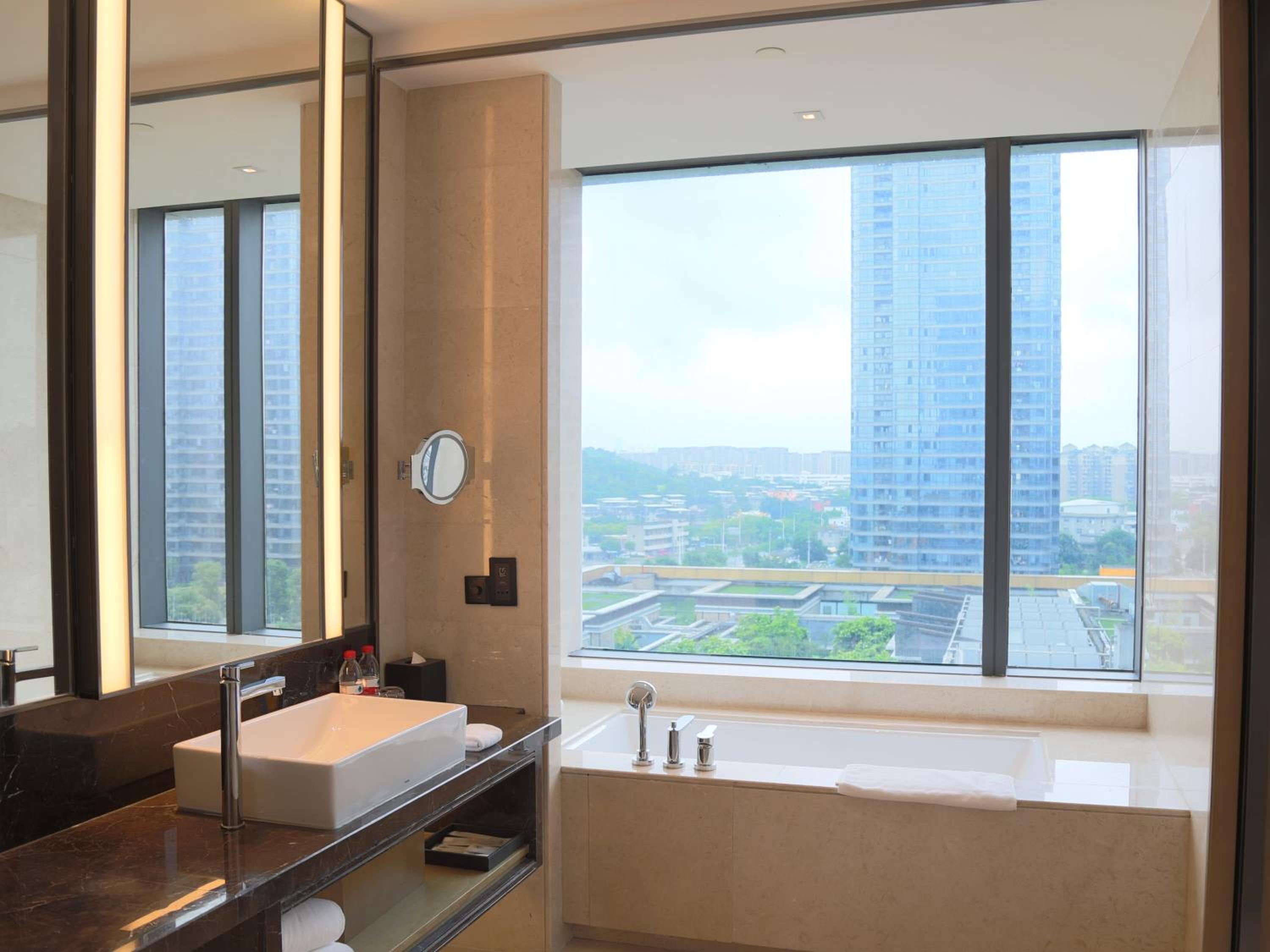 Deluxe King Room - Club Access photo 3