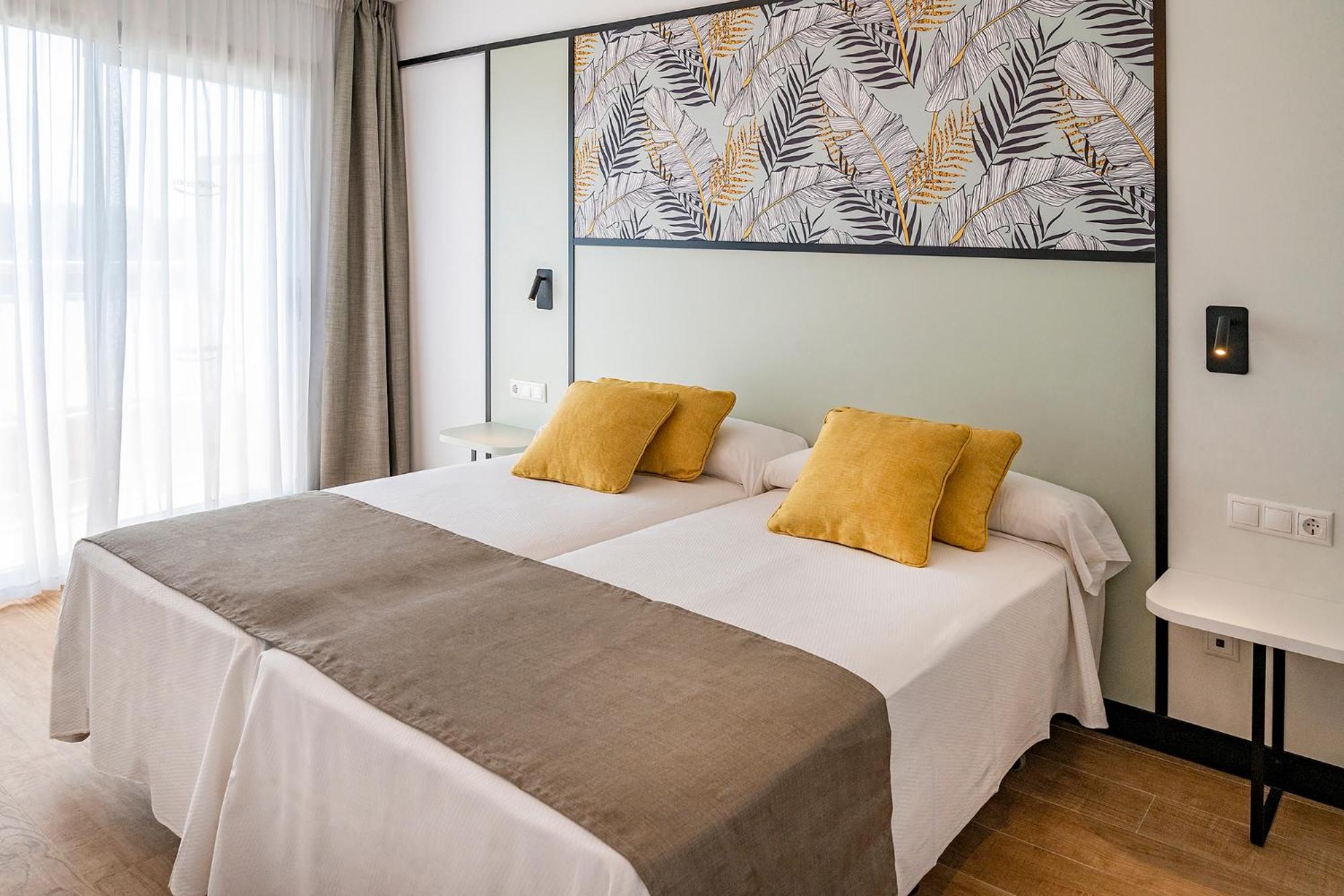 Double Room with Terrace (2 Adults + 1 Child) - Photo 2