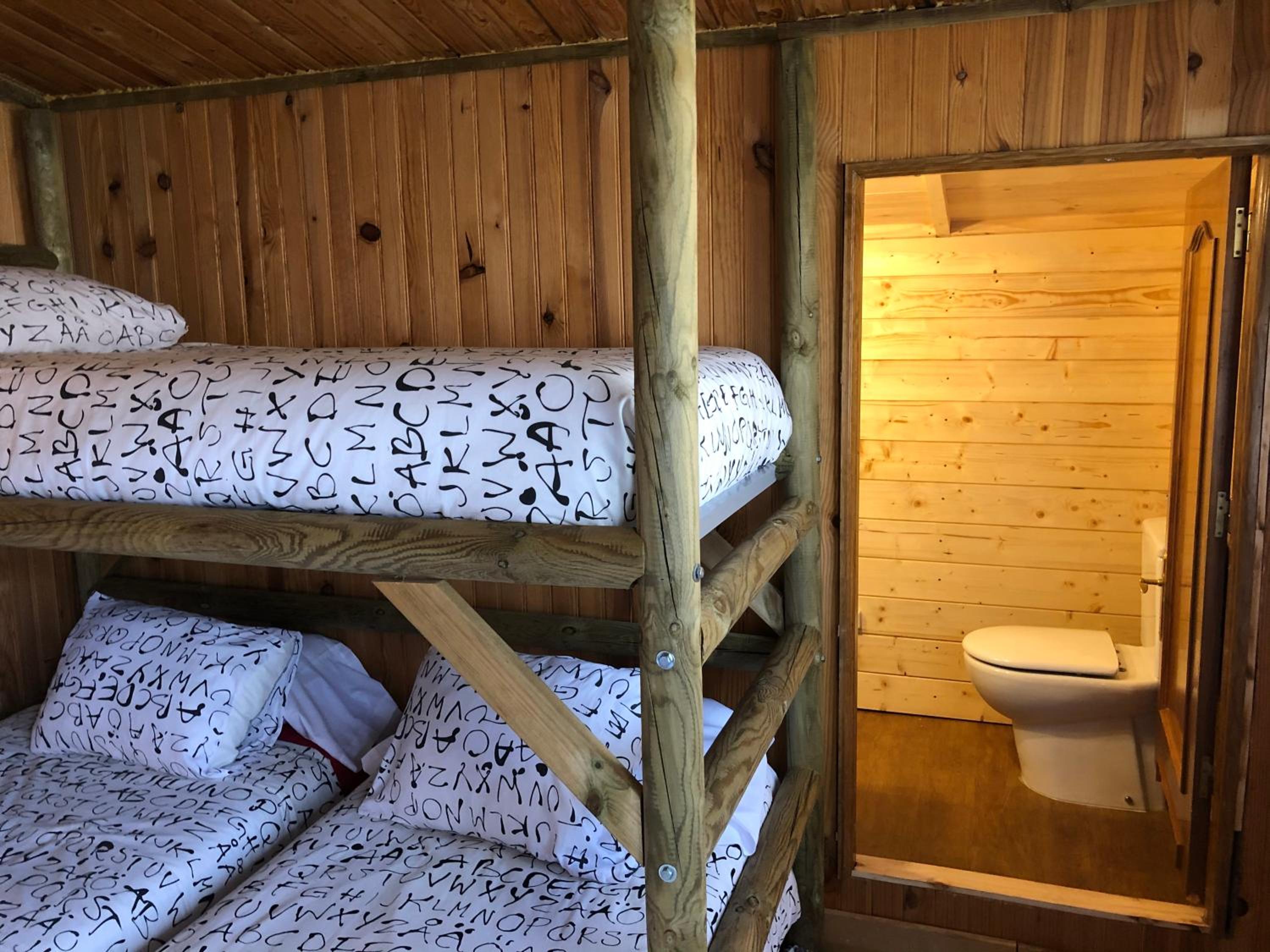 Bungalow (5 adultos) con baño privado.