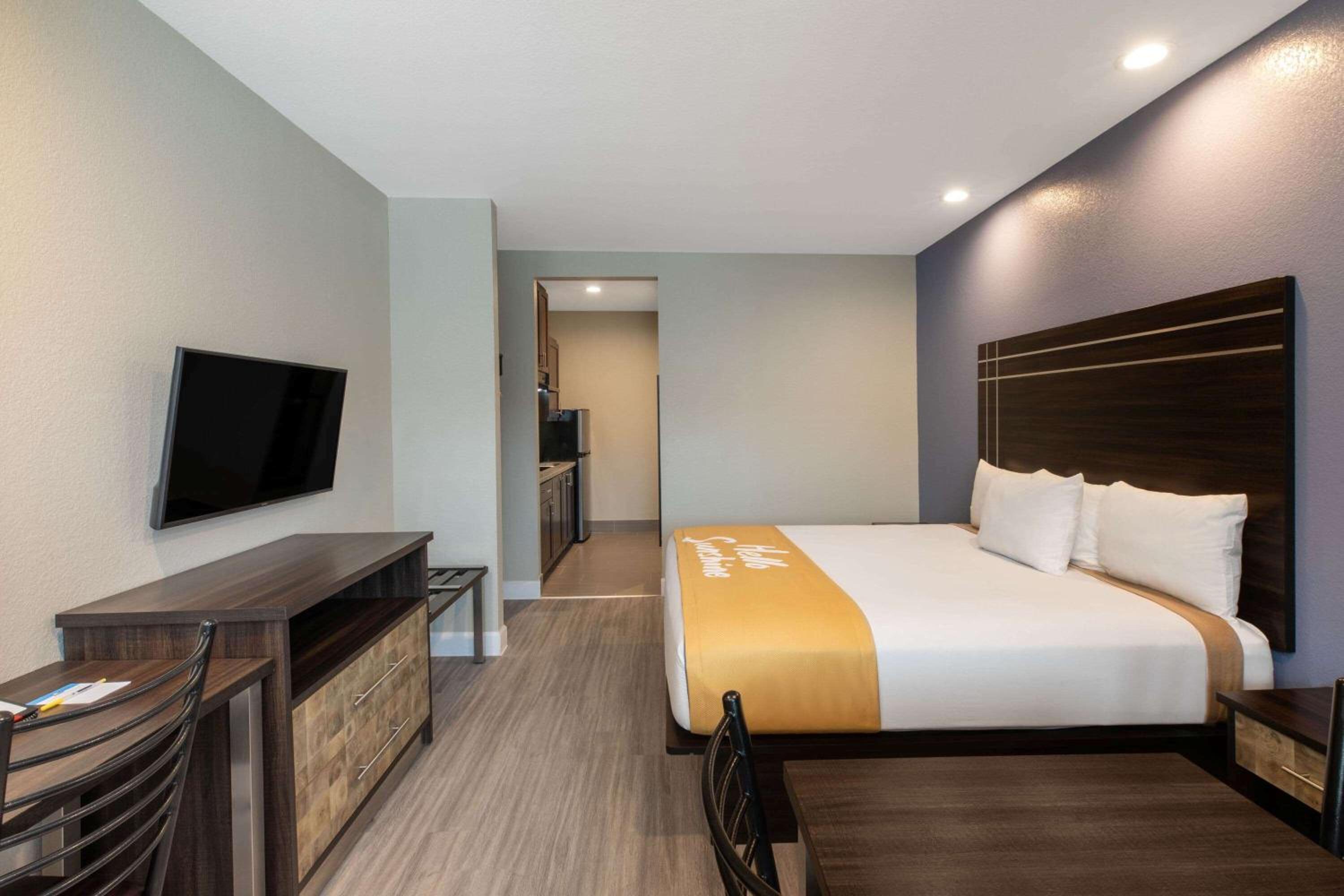 King Room - Non-Smoking - Photo 2