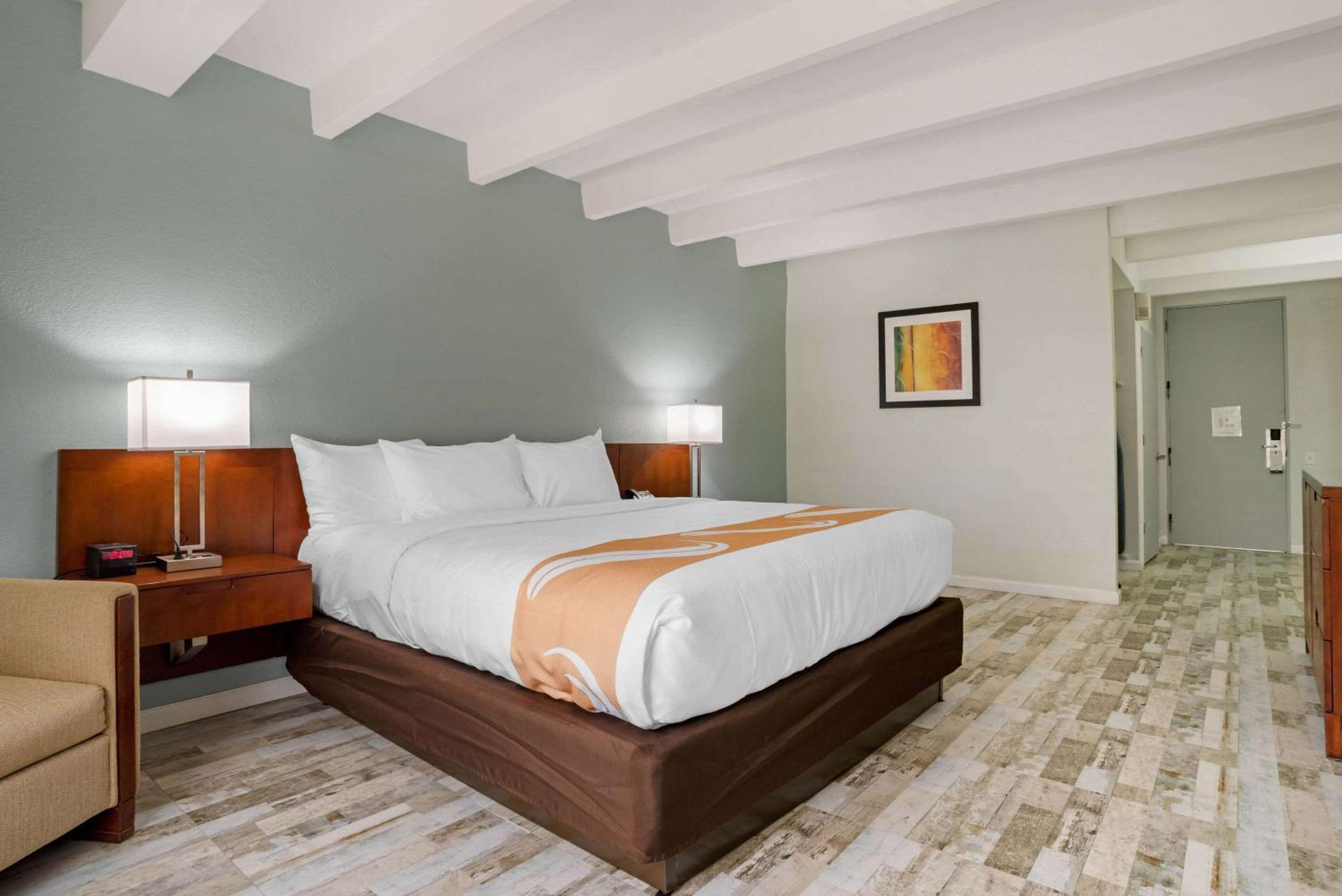 King Room - Non-Smoking - Photo 2