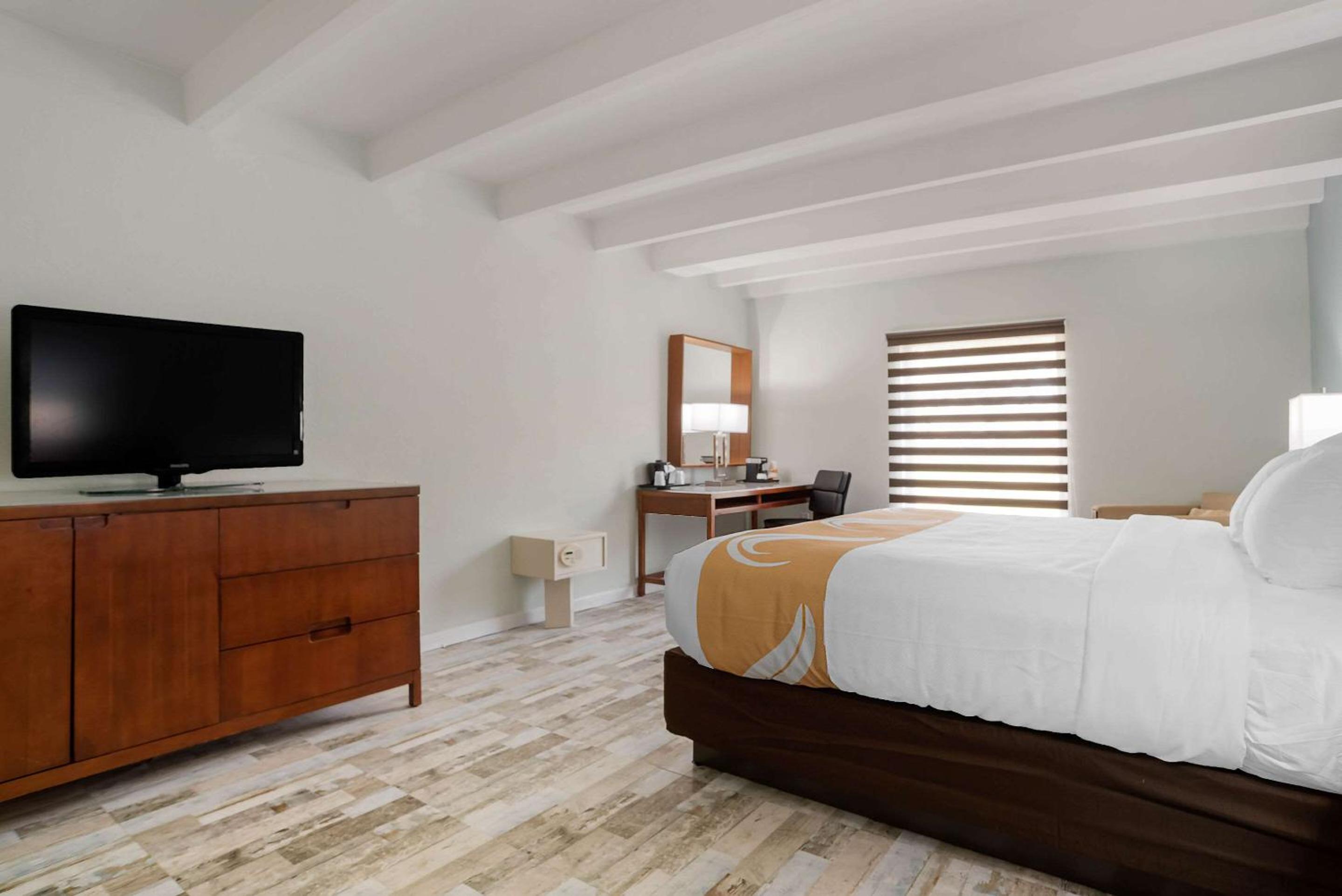 King Room - Non-Smoking - Photo 3