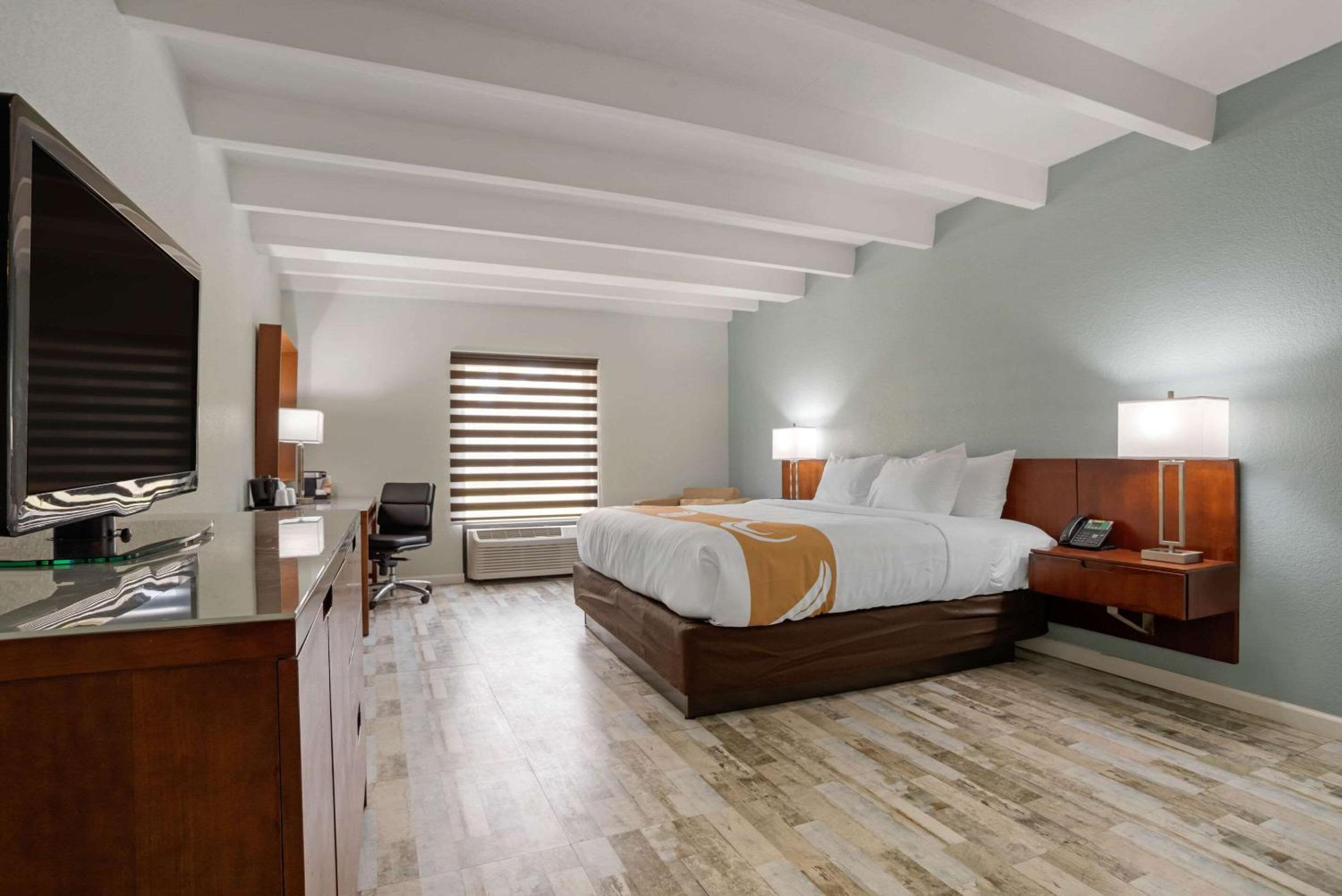 King Room - Non-Smoking - Photo 4