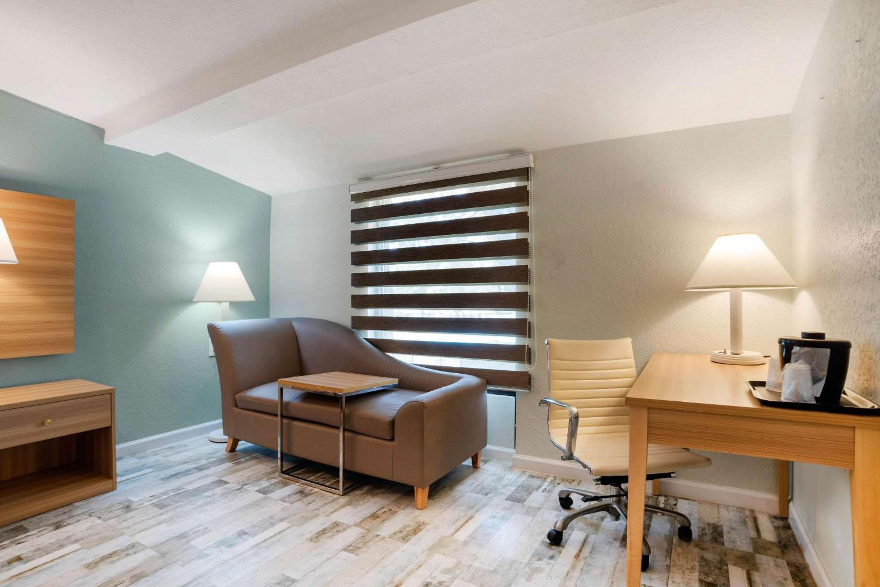 King Room with Bay View - Non-Smoking - Photo 4