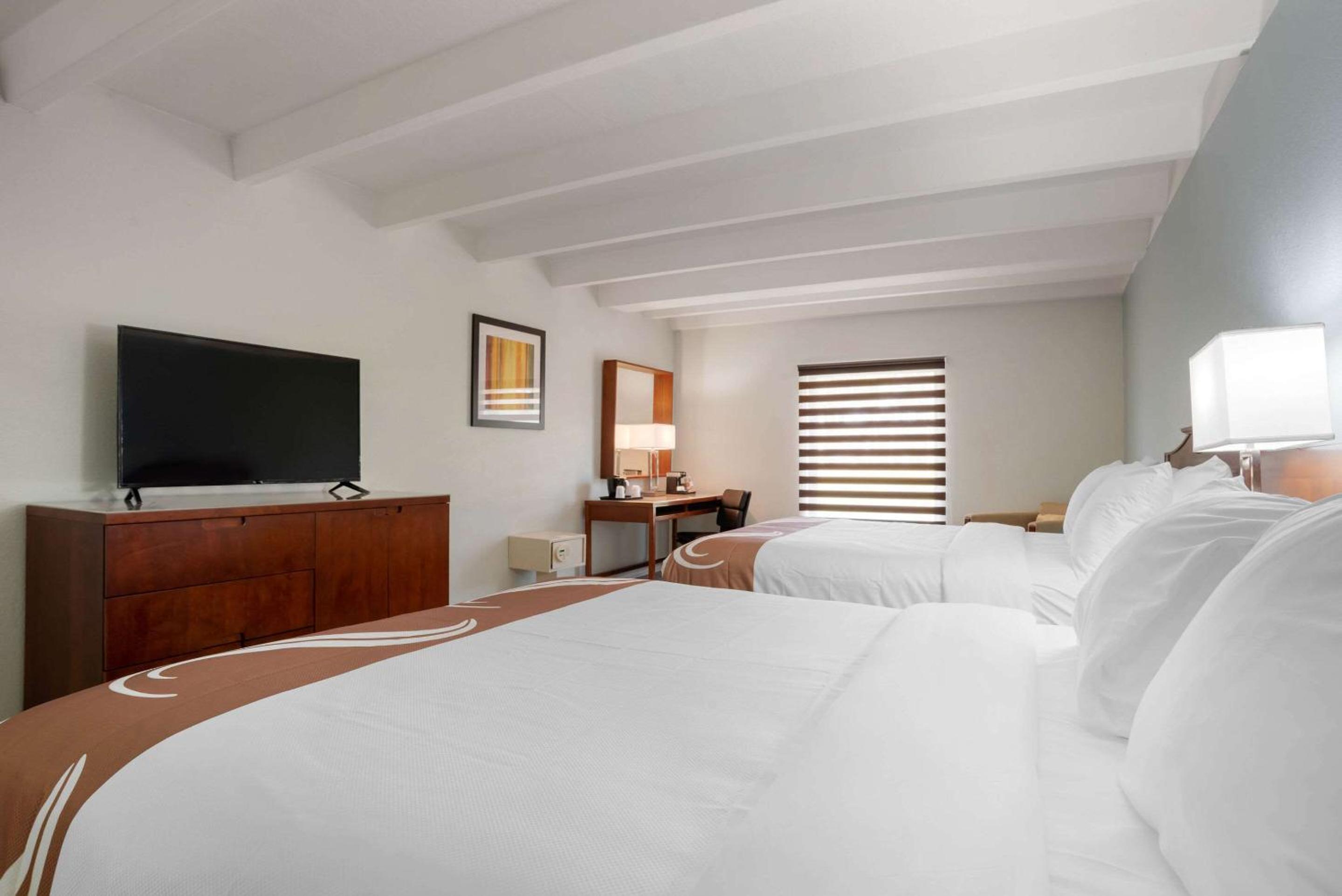 Standard Queen Room with Two Queen Beds - Non-Smoking - Photo 4