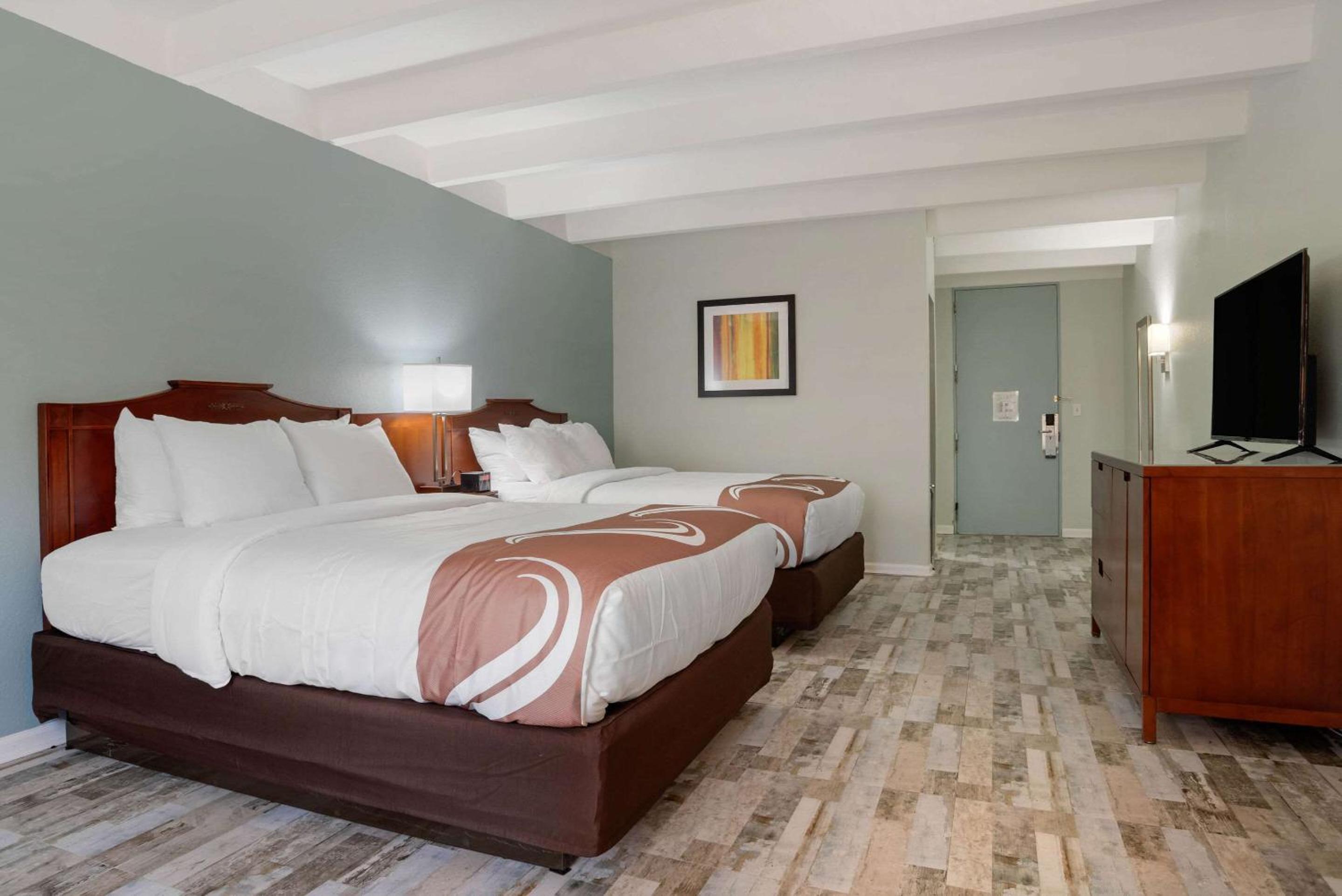 Standard Queen Room with Two Queen Beds - Non-Smoking - Photo 2