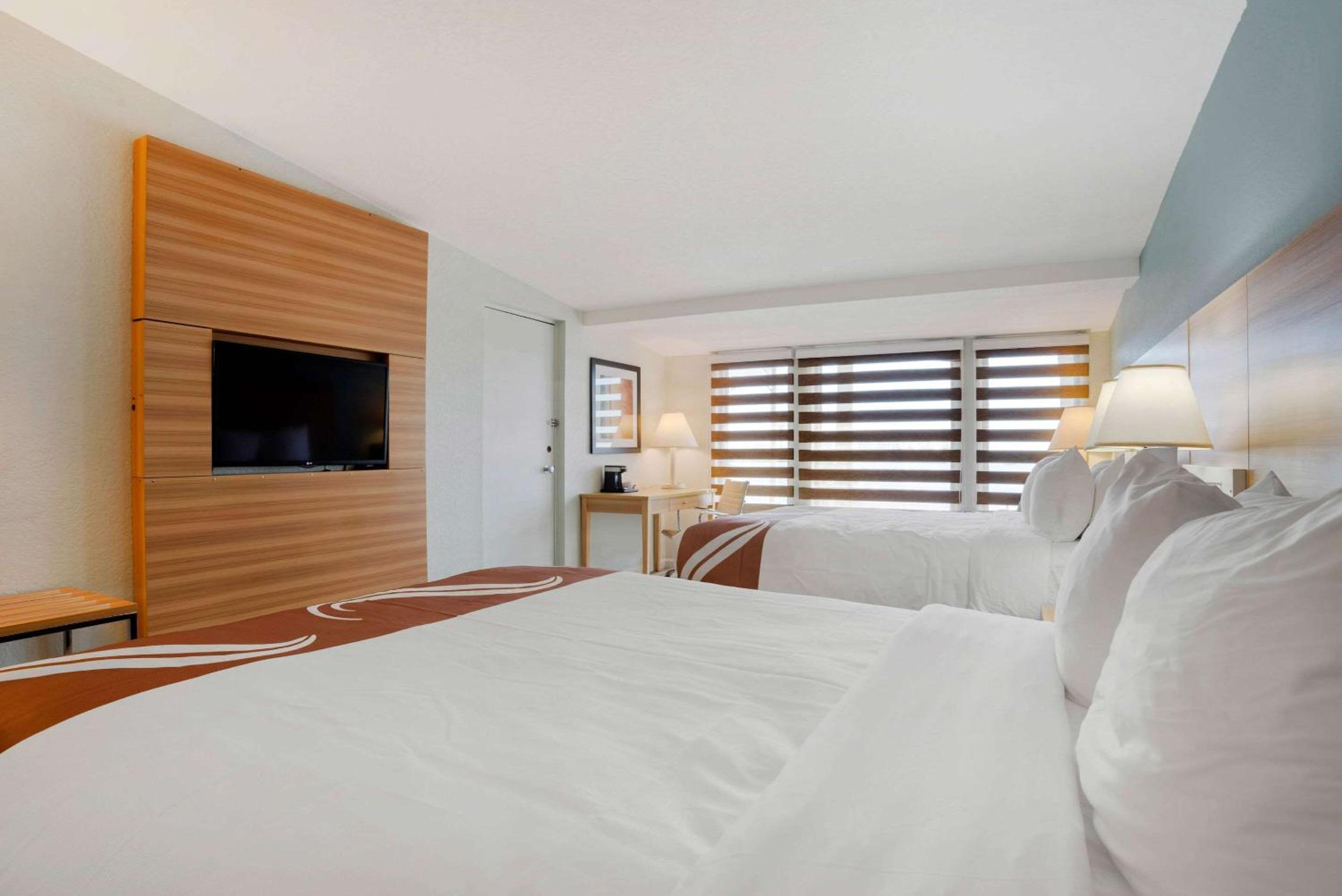 Queen Room with Two Queen Beds - Non-Smoking - Photo 4
