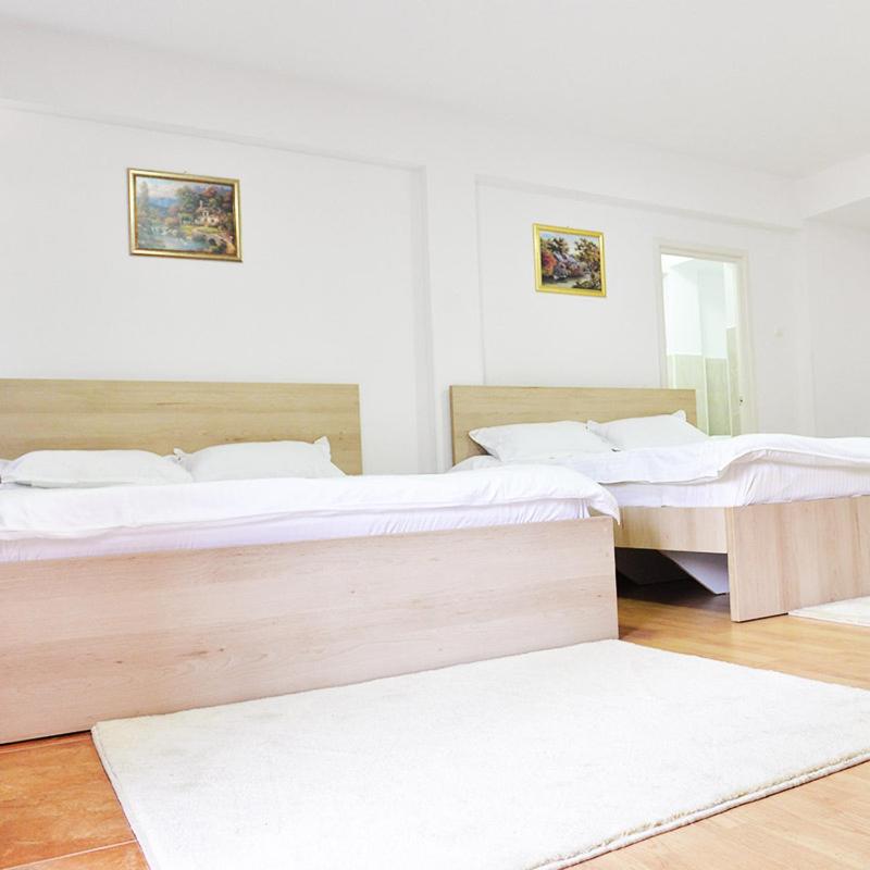 Queen Room with Two Queen Beds - Photo 4