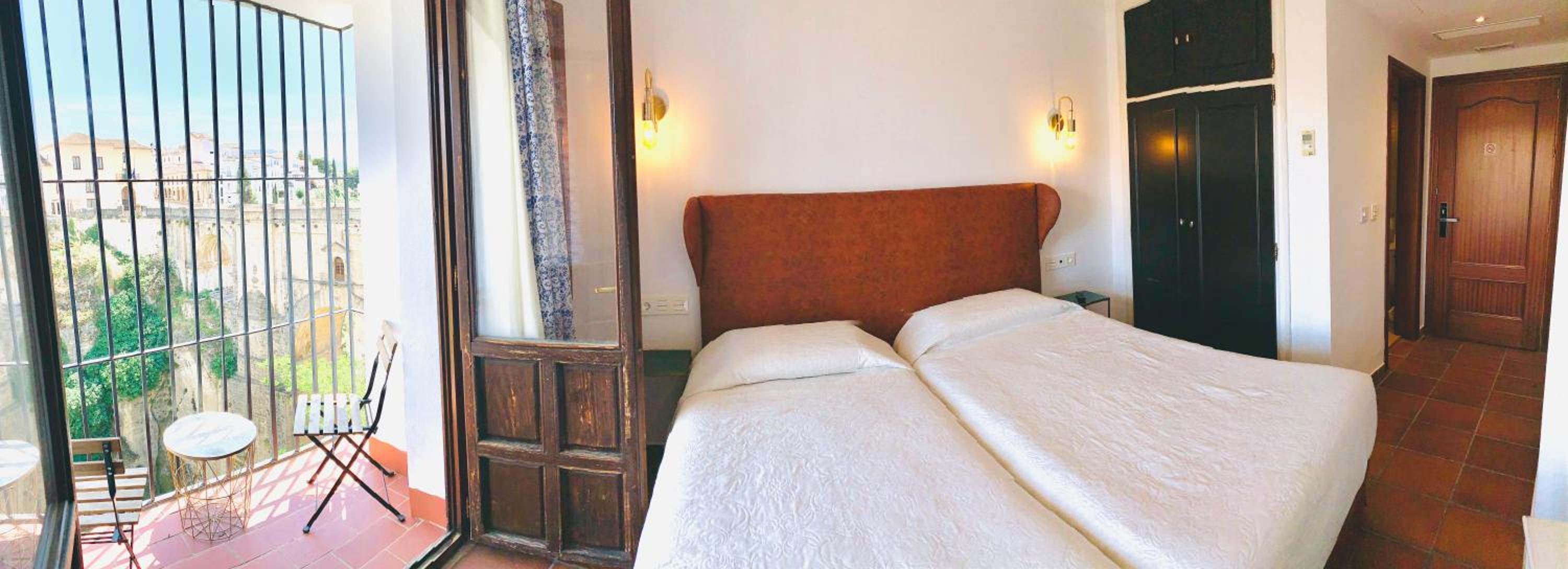 Habitación Doble o Twin con Balcón y vista al Puente Nuevo.
