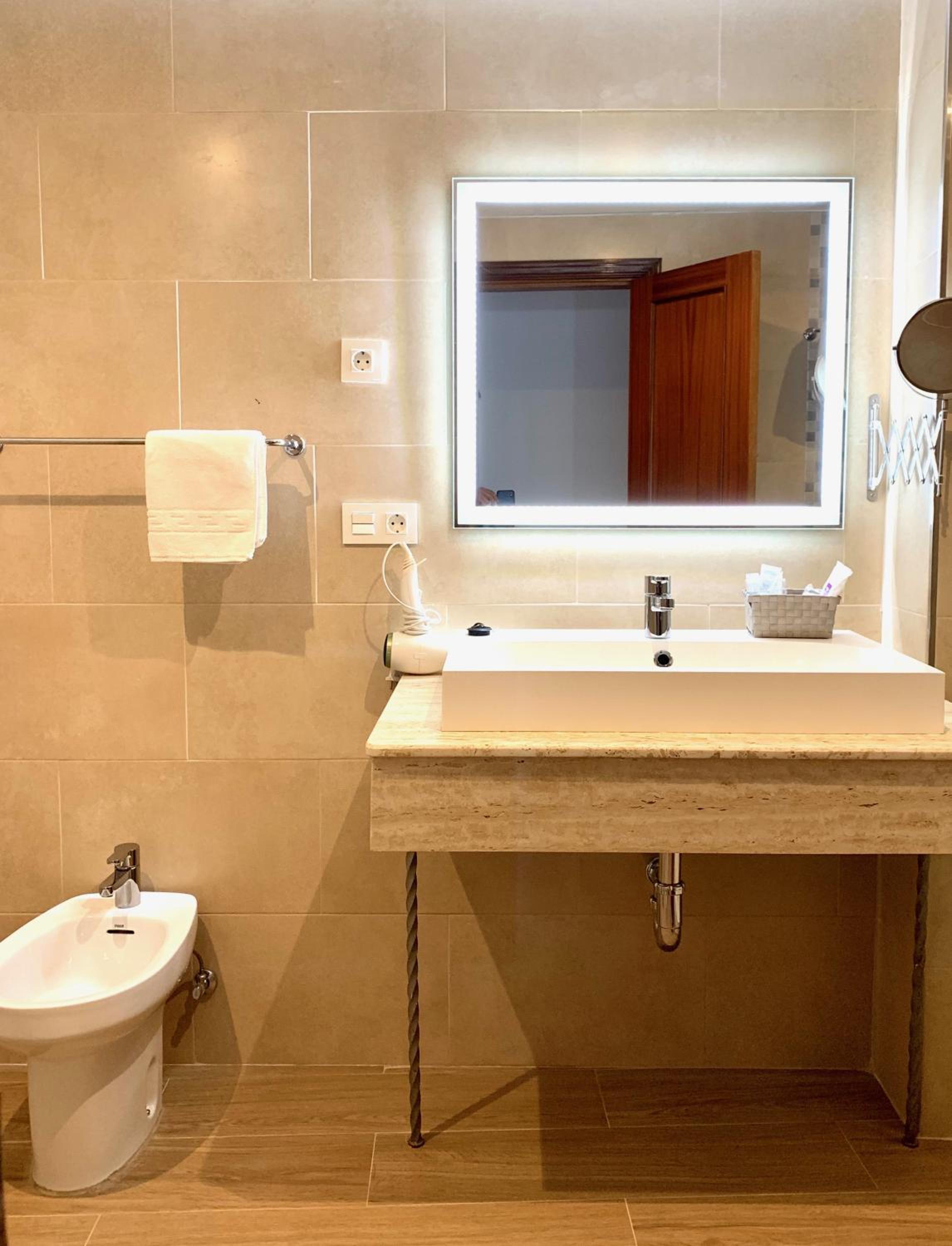 Deluxe Double or Twin Room with City View photo 3