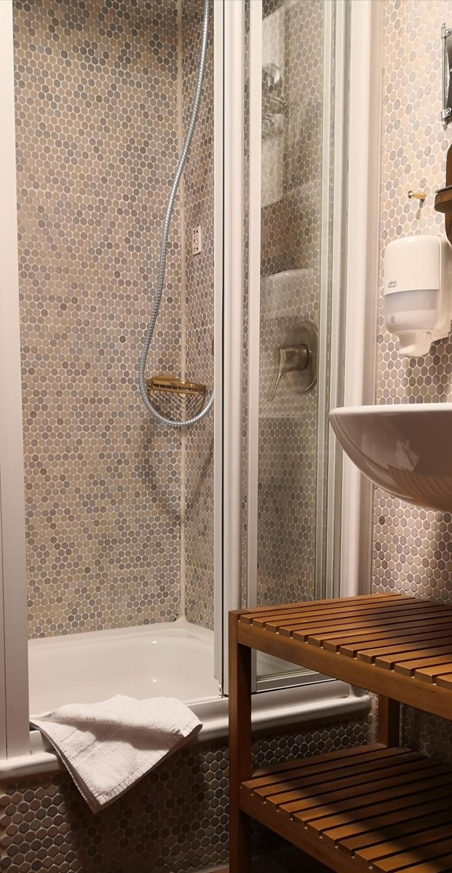 Double Room with Private Bathroom - Photo 2