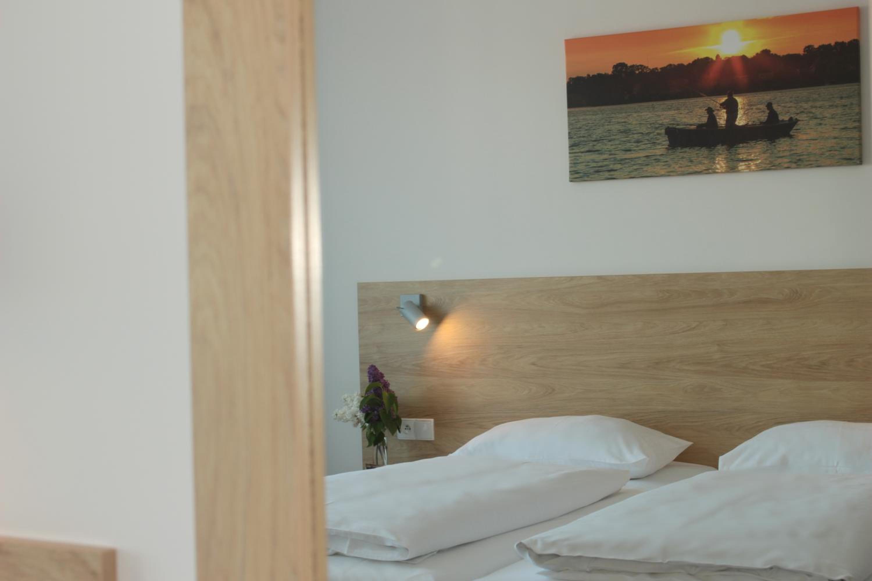 Double or Twin Room with Balcony and Lake View - Photo 13