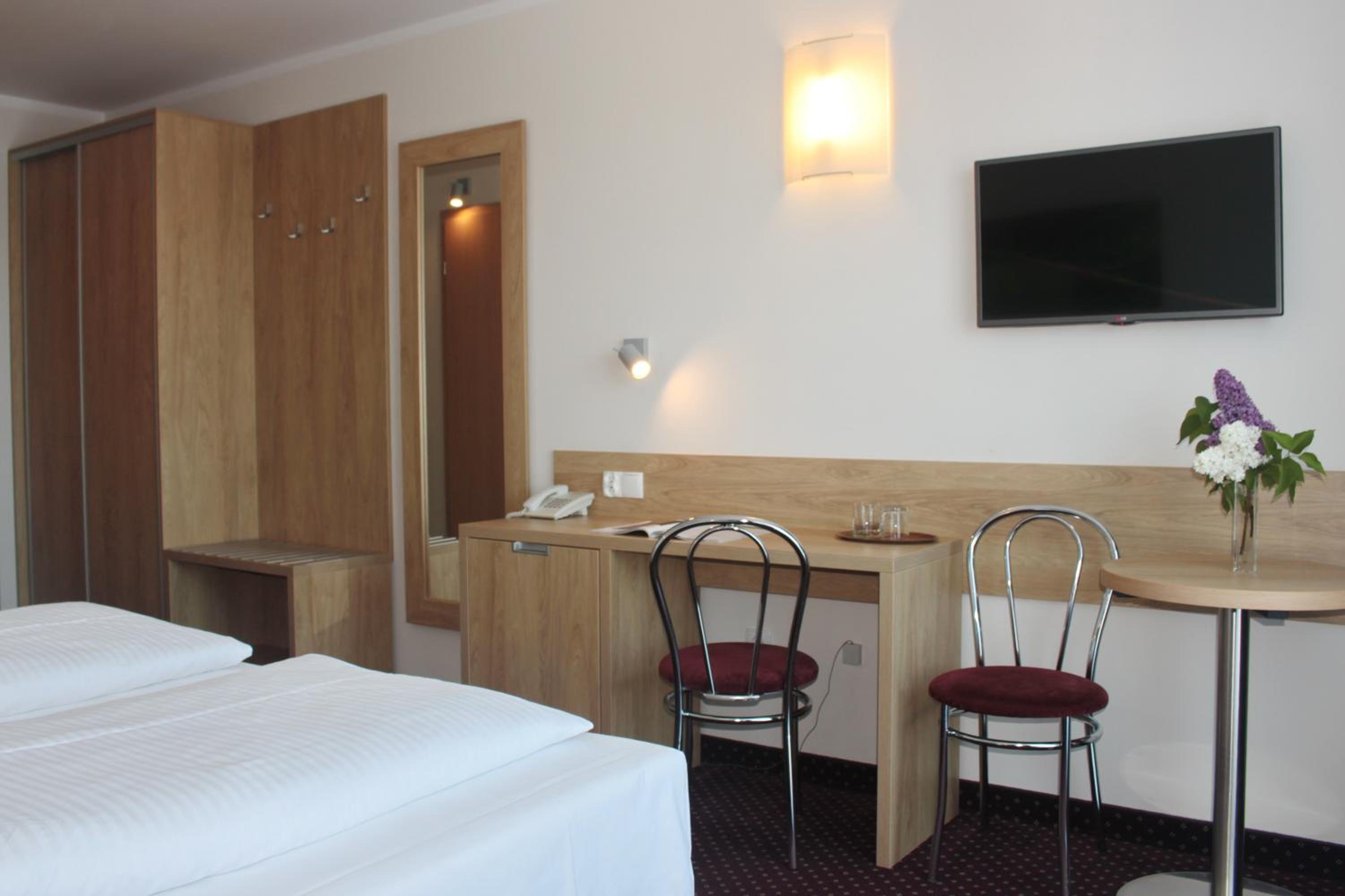 Double or Twin Room with Balcony and Lake View - Photo 5
