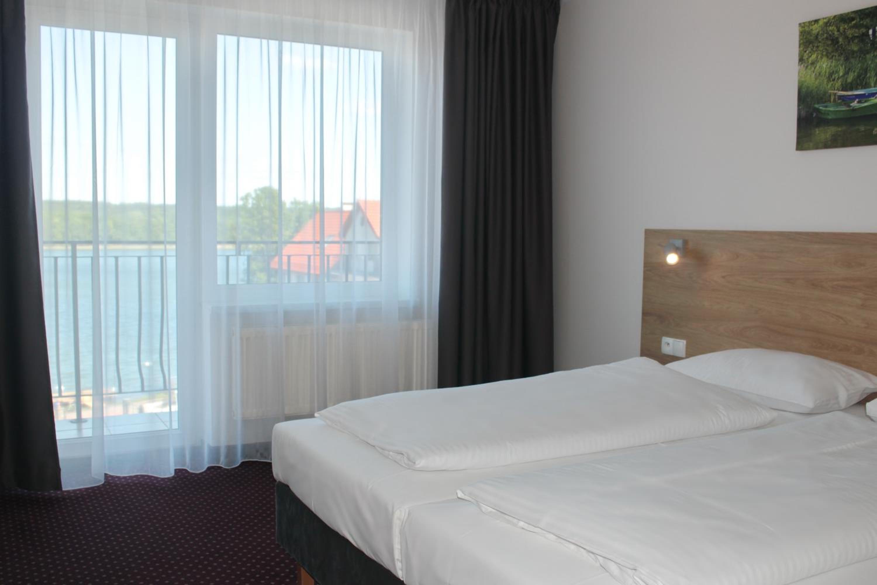 Double or Twin Room with Balcony and Lake View - Photo 15