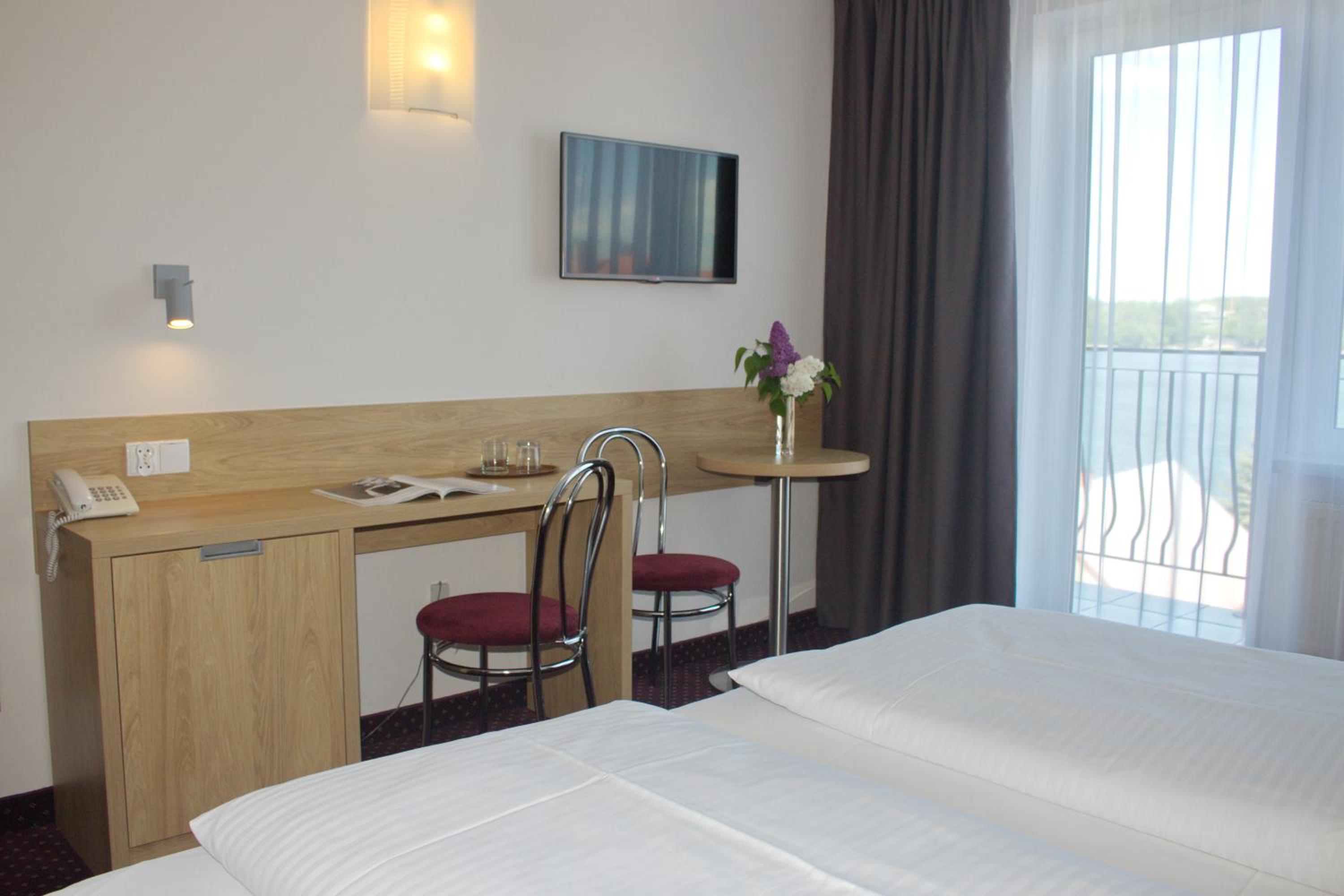 Double or Twin Room with Balcony and Lake View - Photo 4