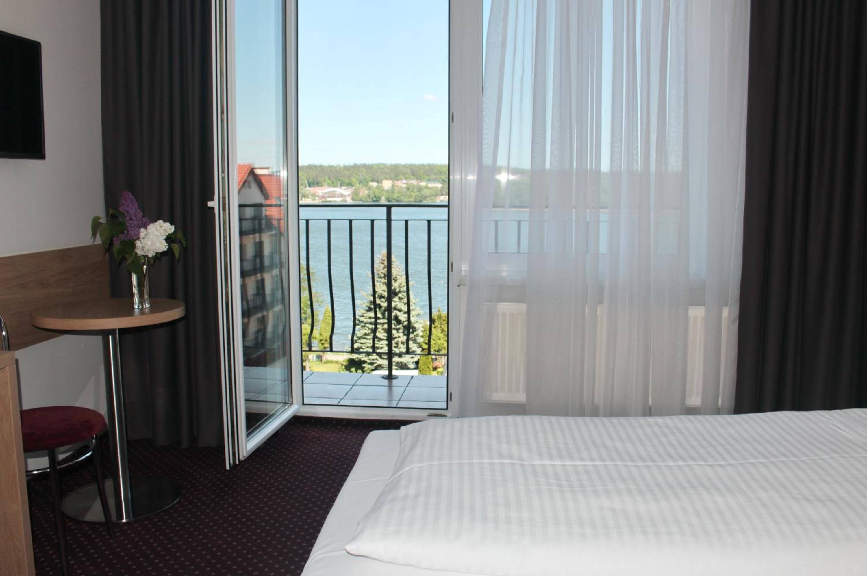 Double or Twin Room with Balcony and Lake View - Photo 6