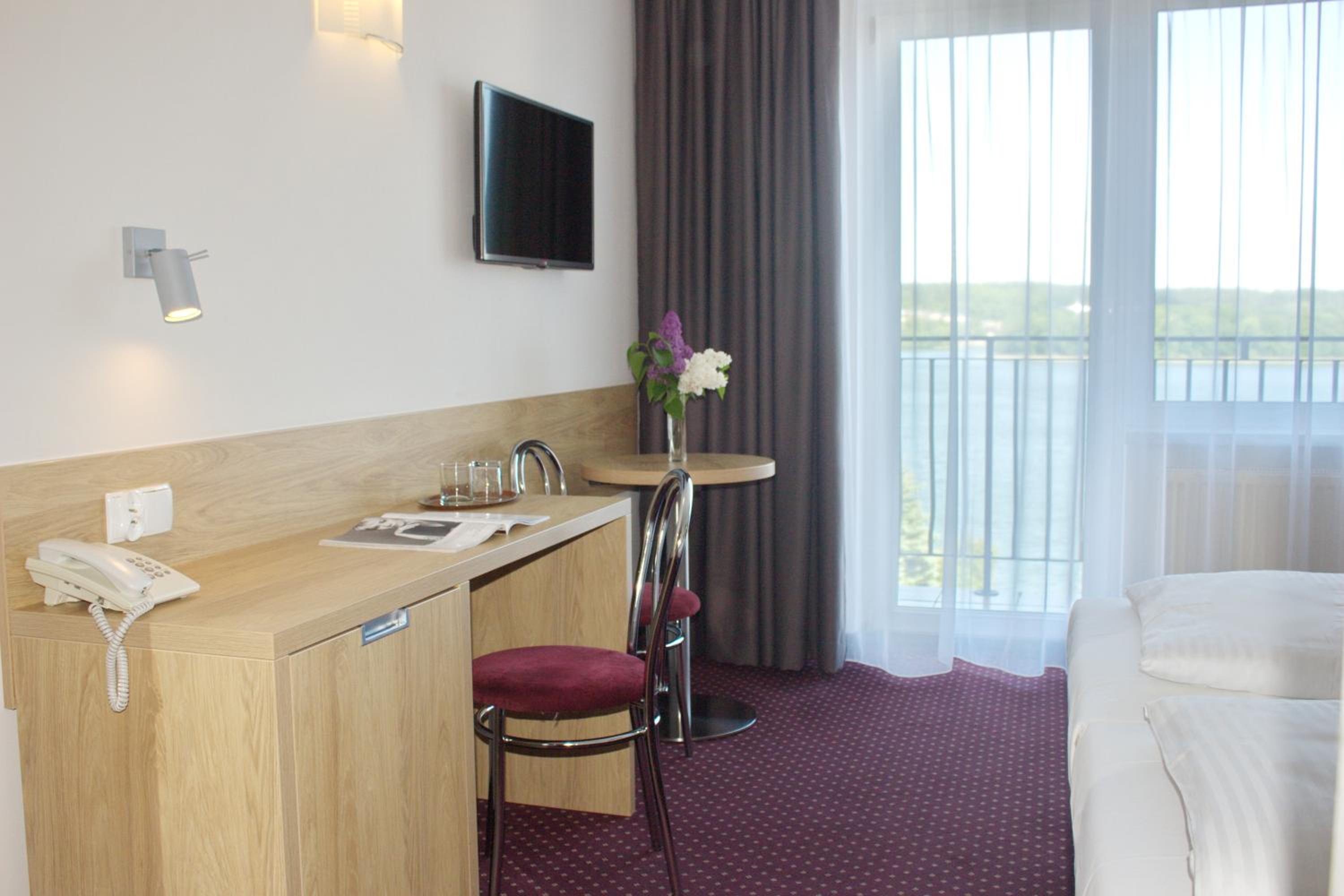 Double or Twin Room with Balcony and Lake View - Photo 1