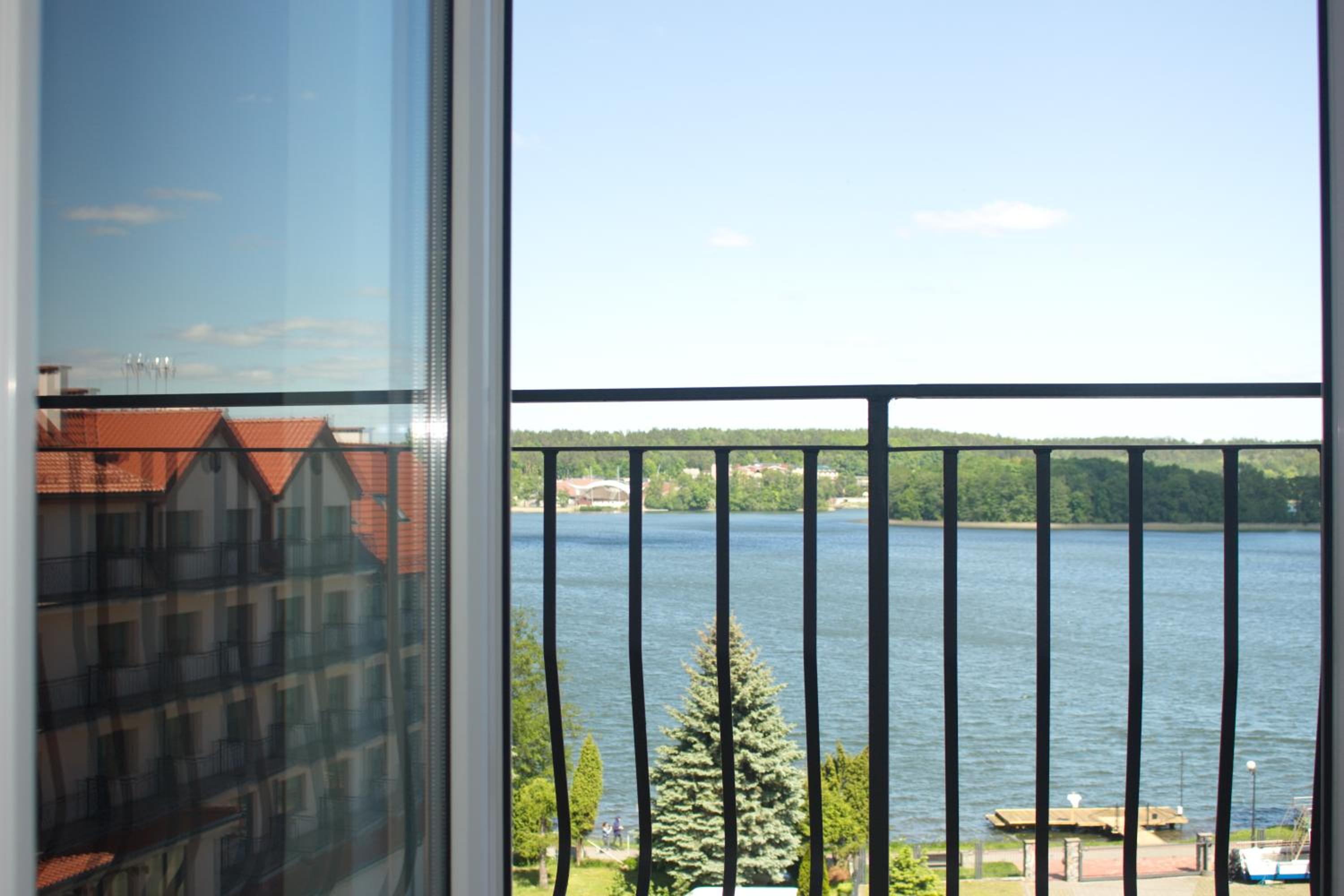 Double or Twin Room with Balcony and Lake View - Photo 17