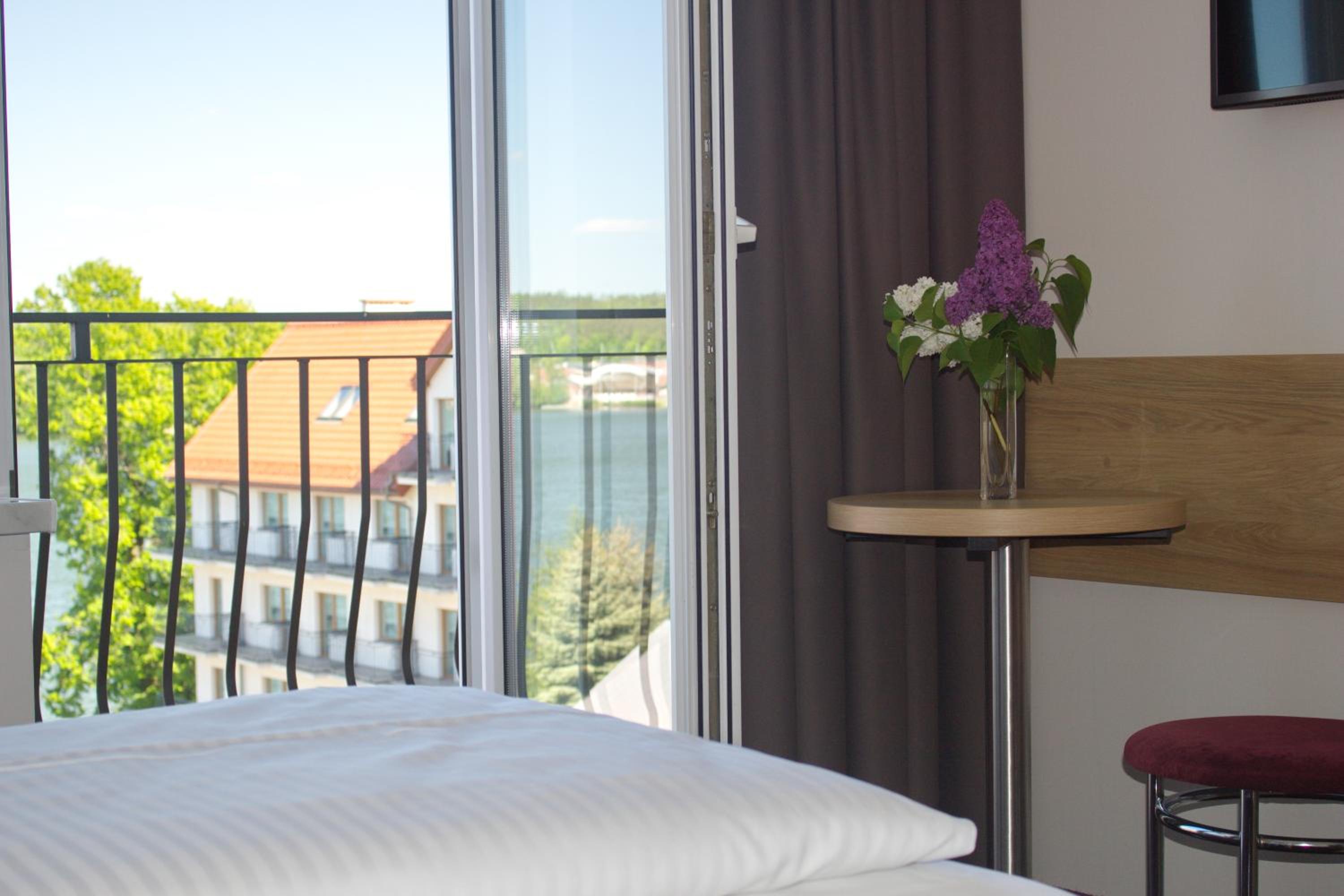 Double or Twin Room with Balcony and Lake View - Photo 2