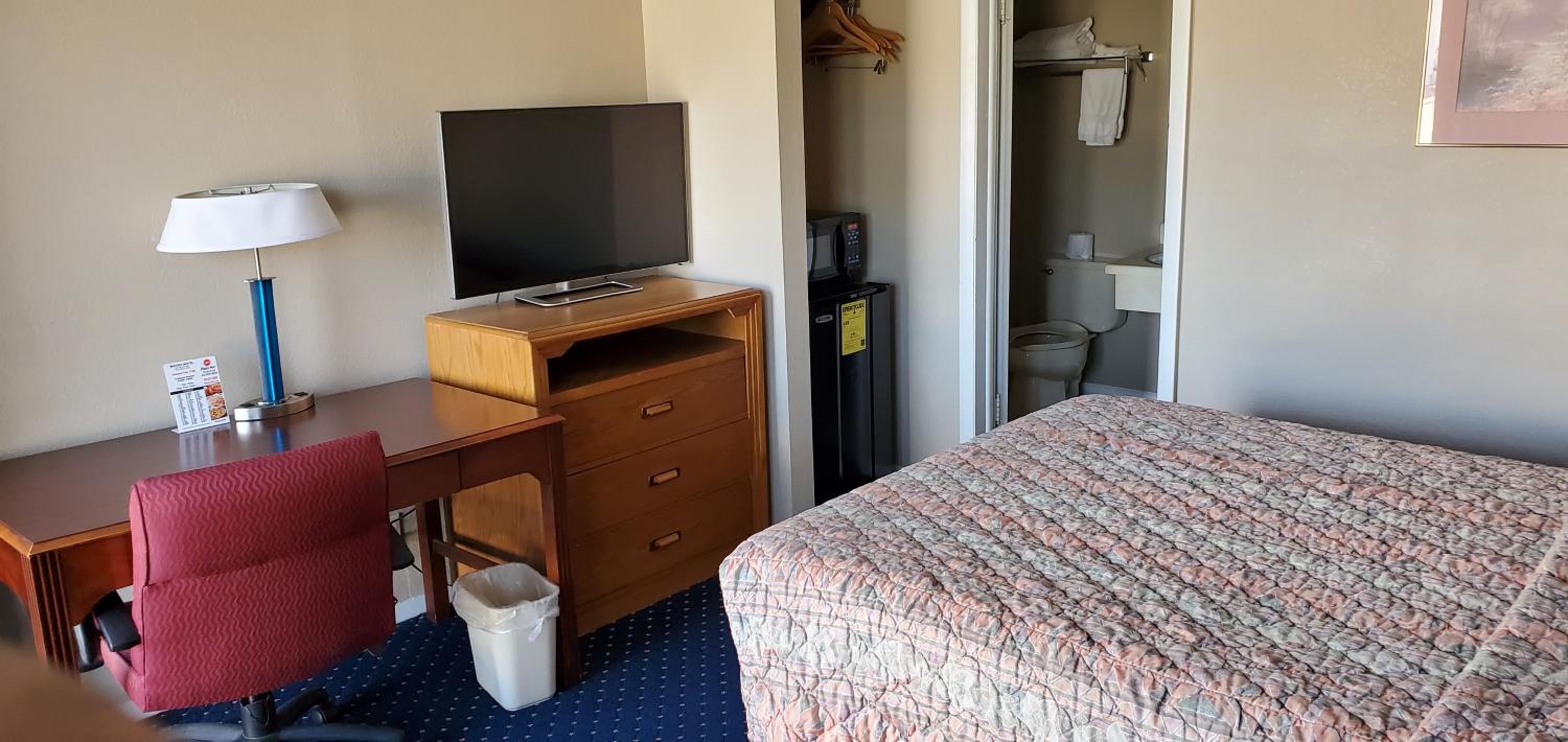 Queen Room - Non-Smoking - Photo 2