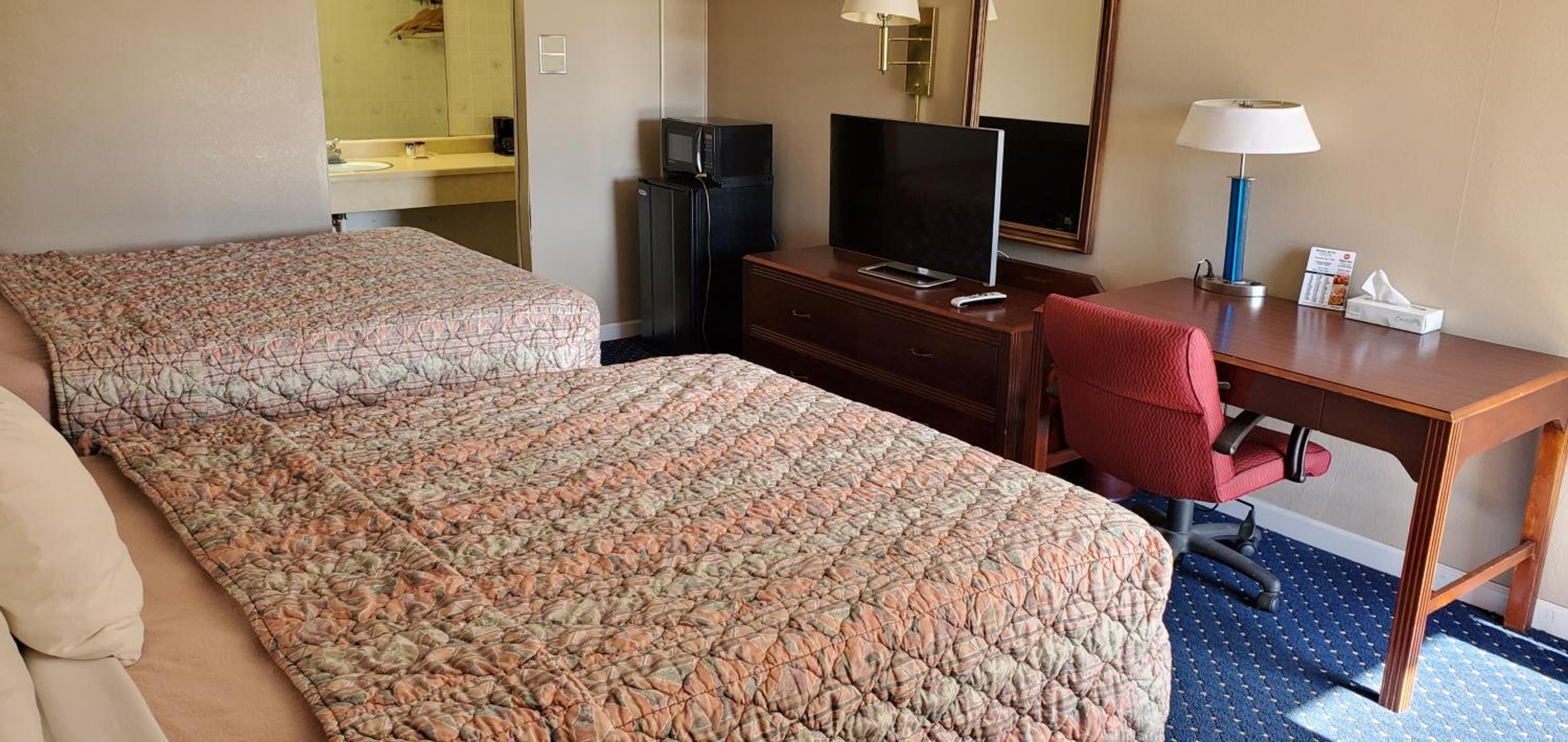 Queen Room with Two Queen Beds - Non-Smoking - Photo 3