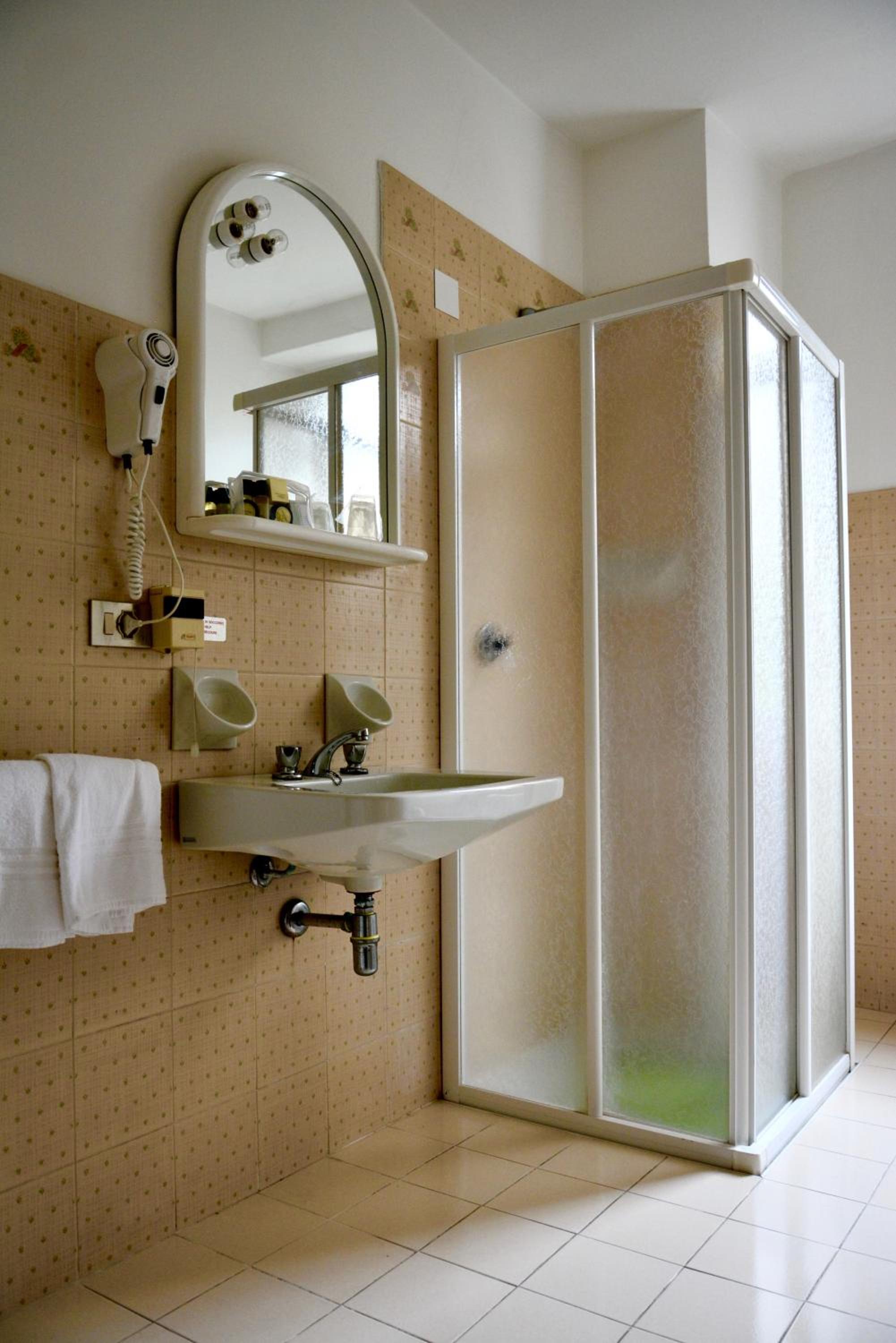 Quadruple Room - Photo 9