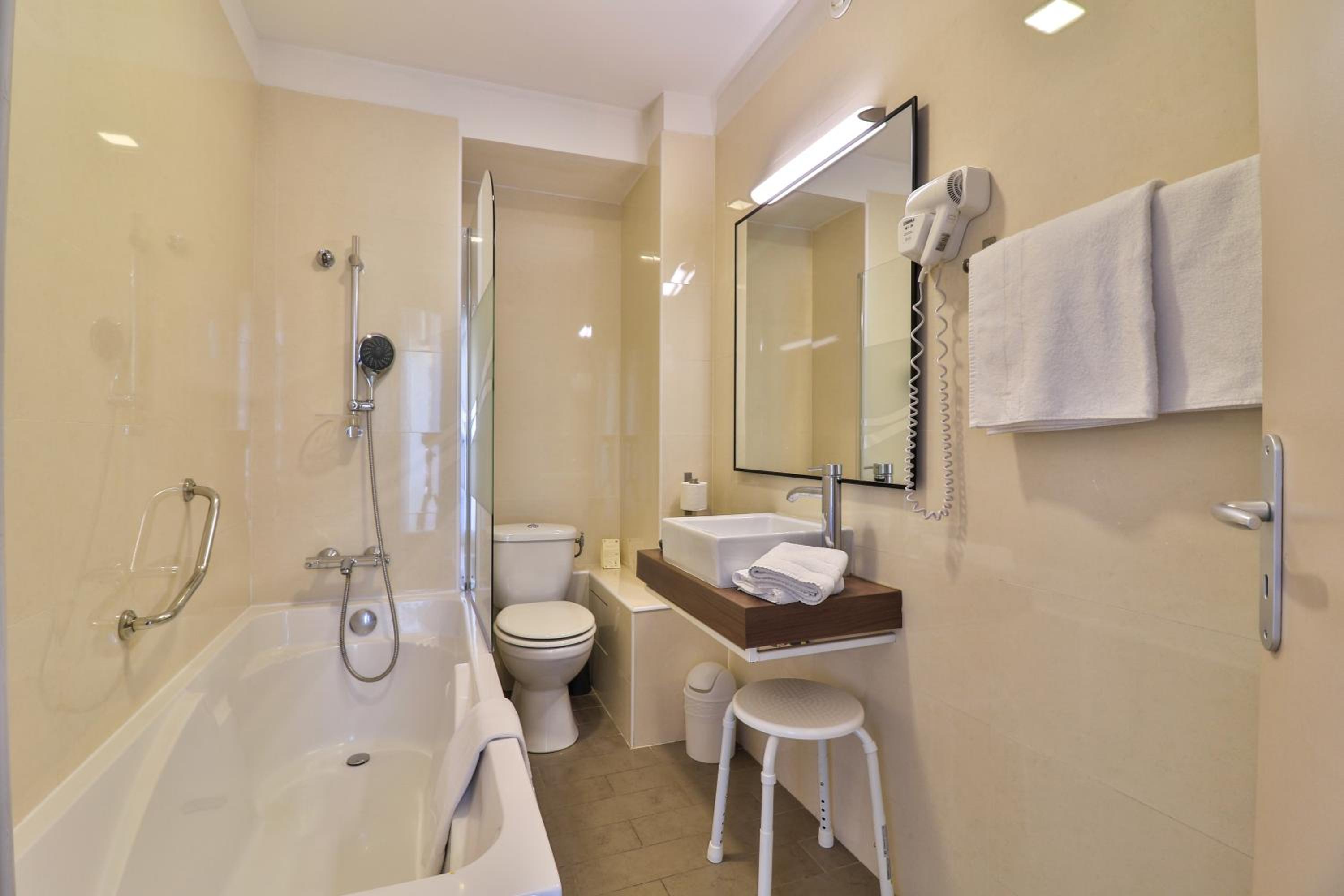 Superior Double Room with Balcony - Photo 7