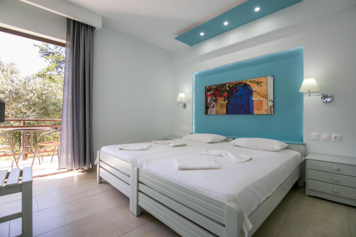 Quadruple Room with Garden View - Photo 5