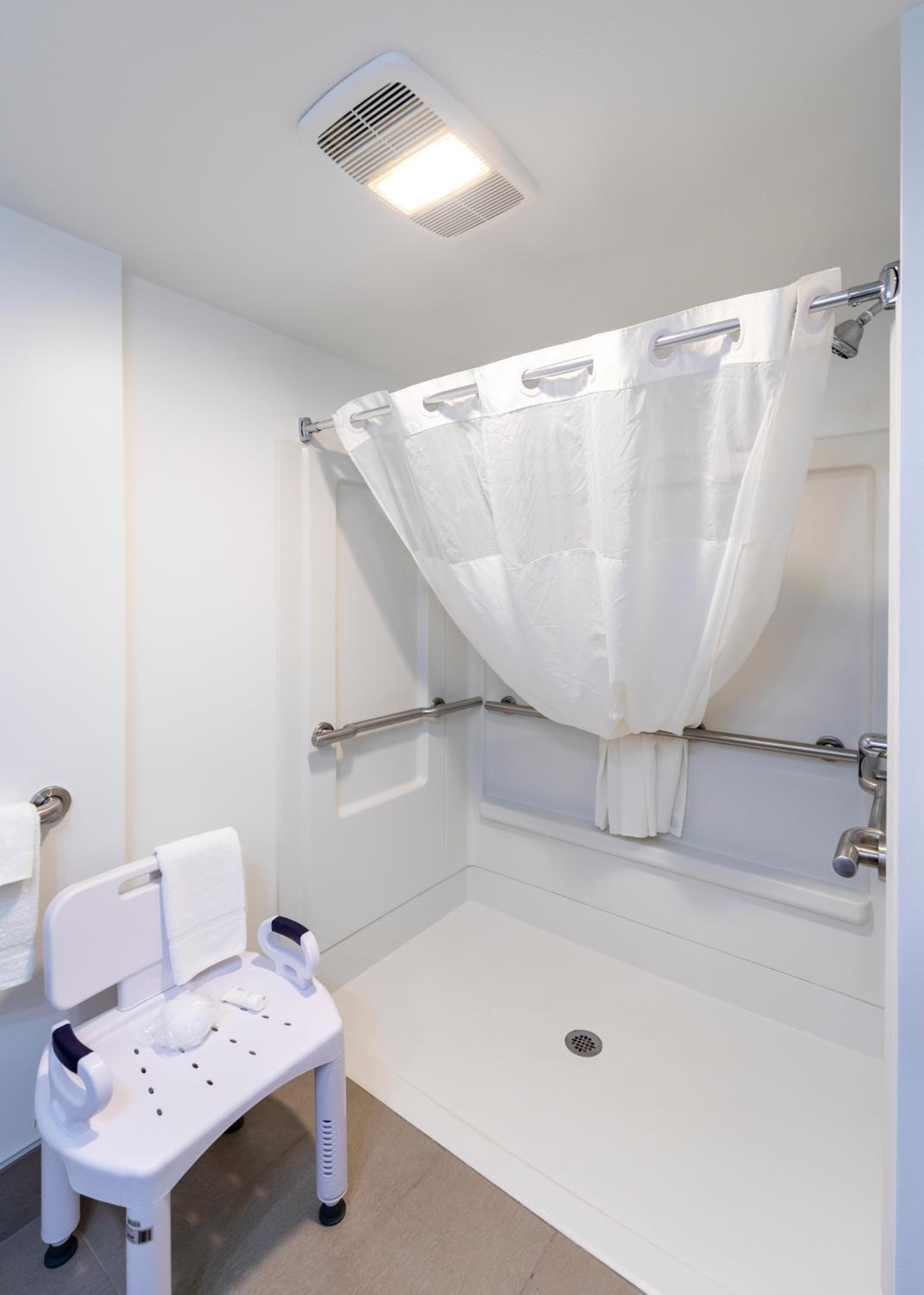 Queen Room with Two Queen Beds - Disability Access - Photo 2