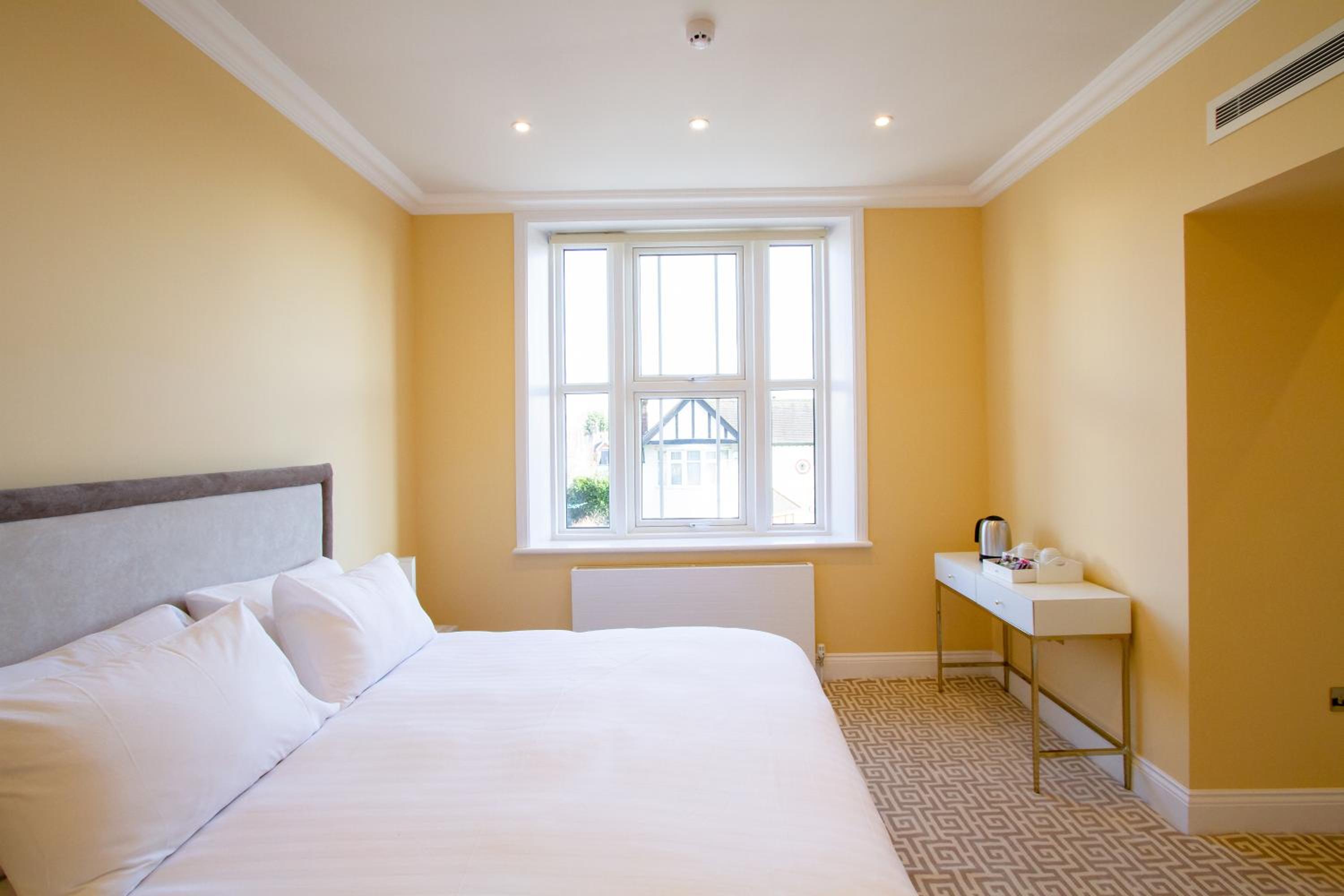 Standard Double Room - Photo 11