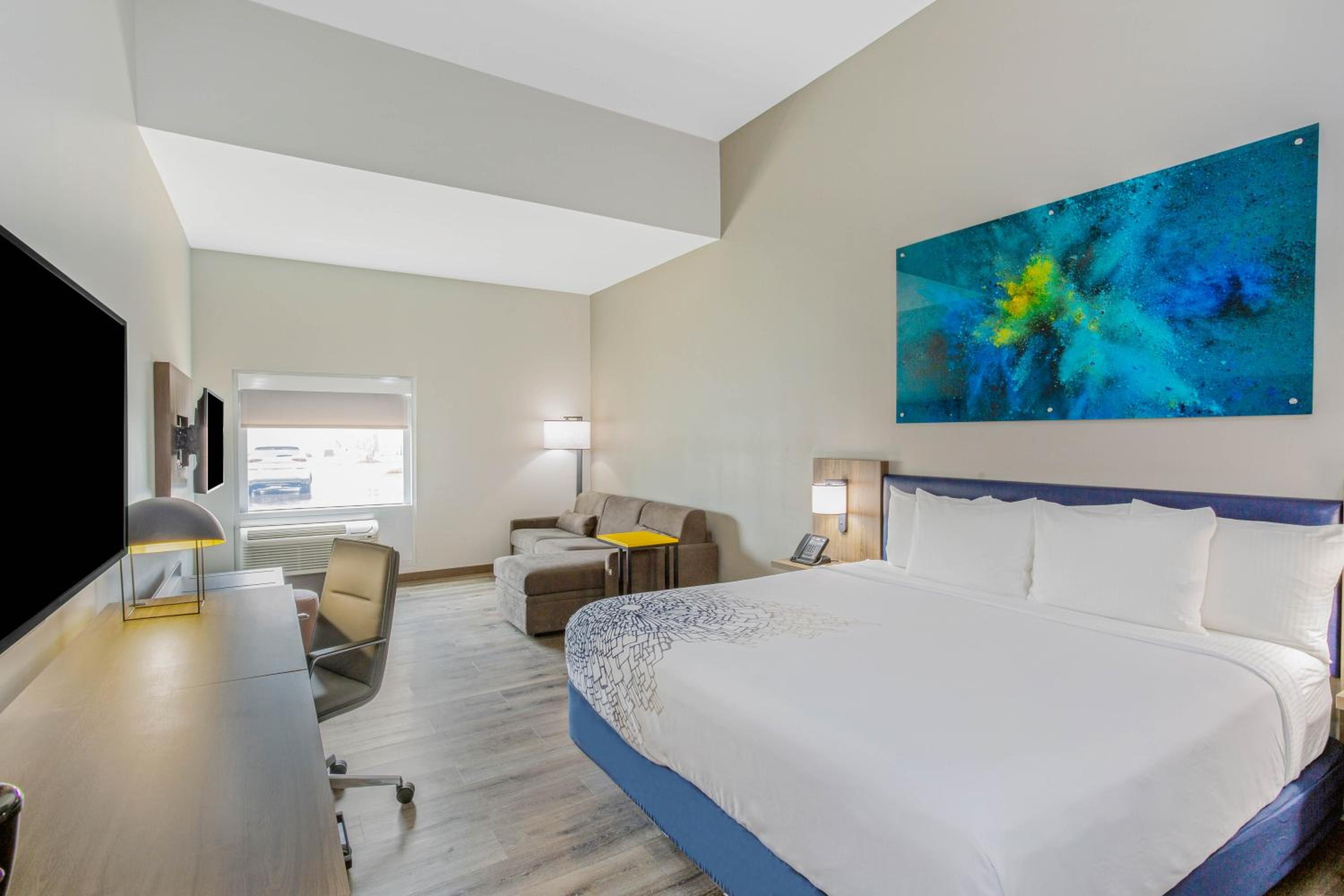 Deluxe King Room with Mobility/Hearing Impaired Access - Non-Smoking - Photo 1